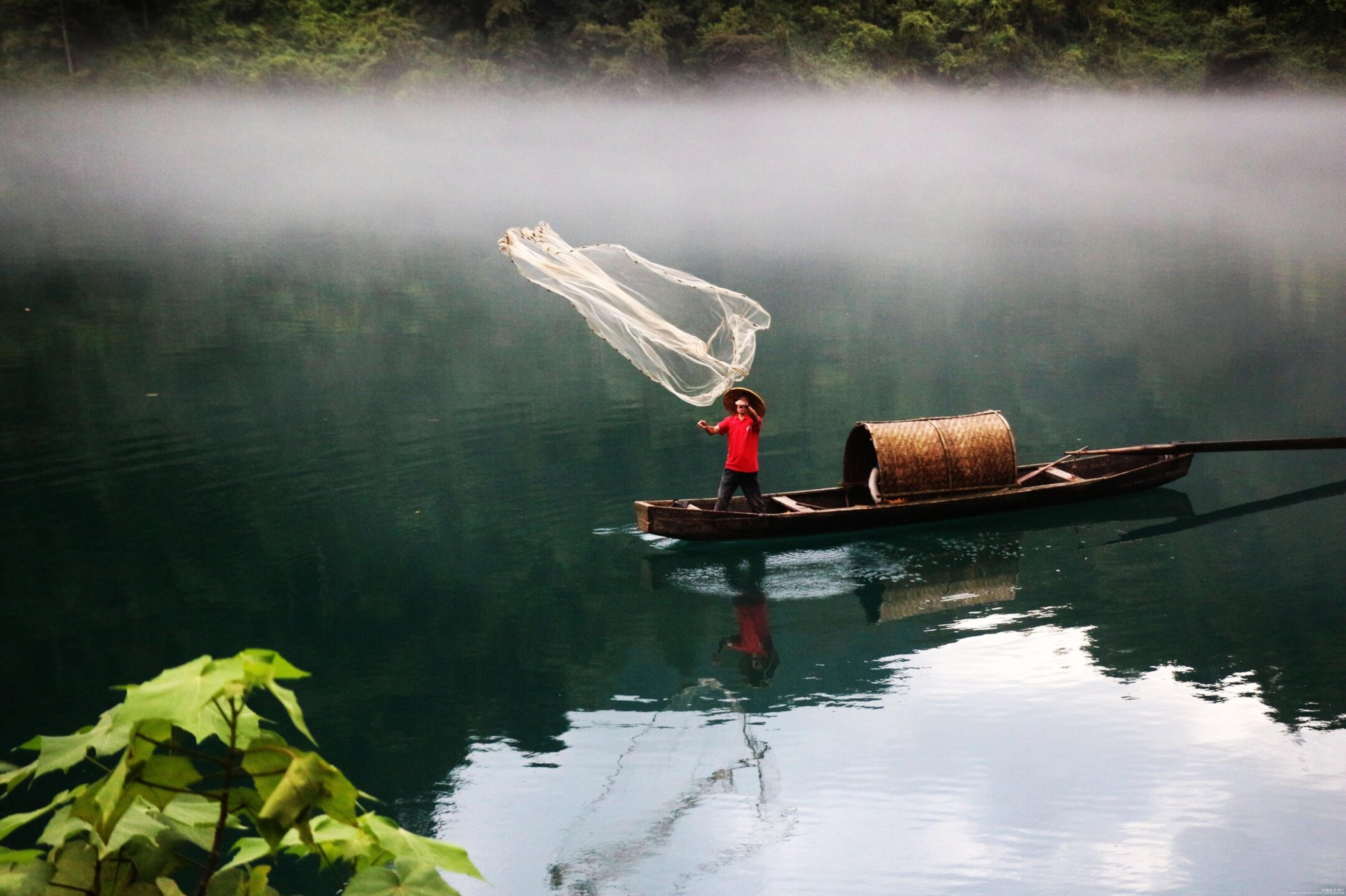 原创首发水墨丹青画孤舟渔夫摇撸河中游