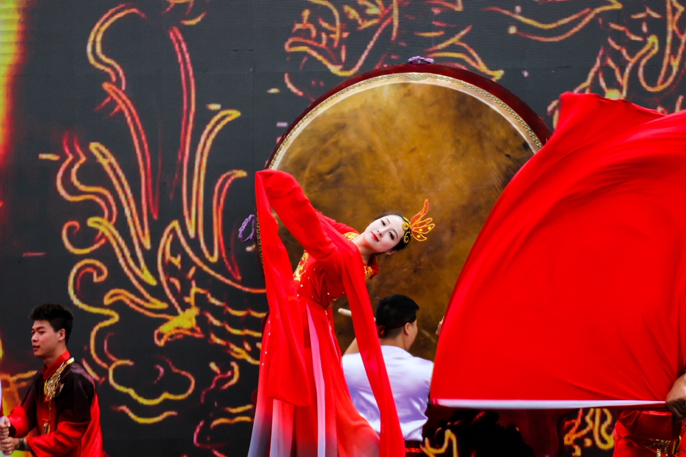 鼓上之舞,既是鼓乐表演,又是舞蹈表演,即舞者不在地上