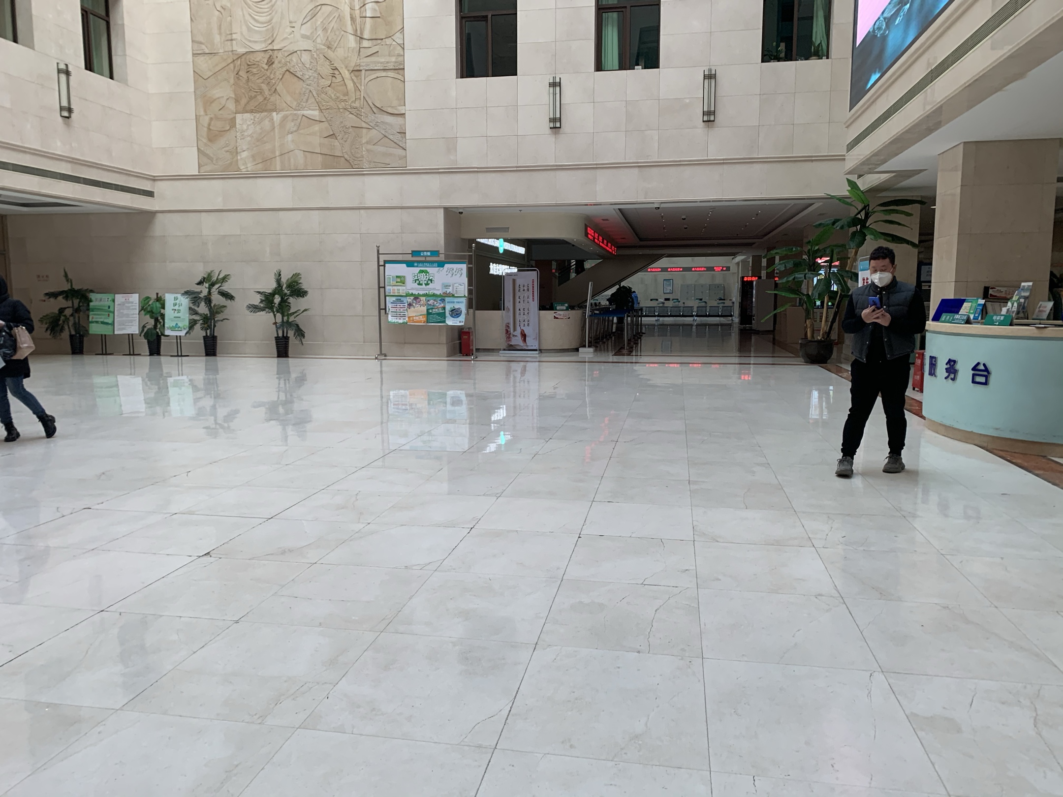 这还是铁路医院吗?空旷的大厅让人不寒而栗!
