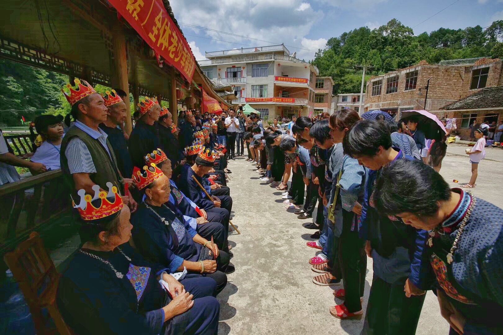 2018年荔波境内各地布开展六月六布依族出嫁姑娘回娘家敬老爱老和文艺