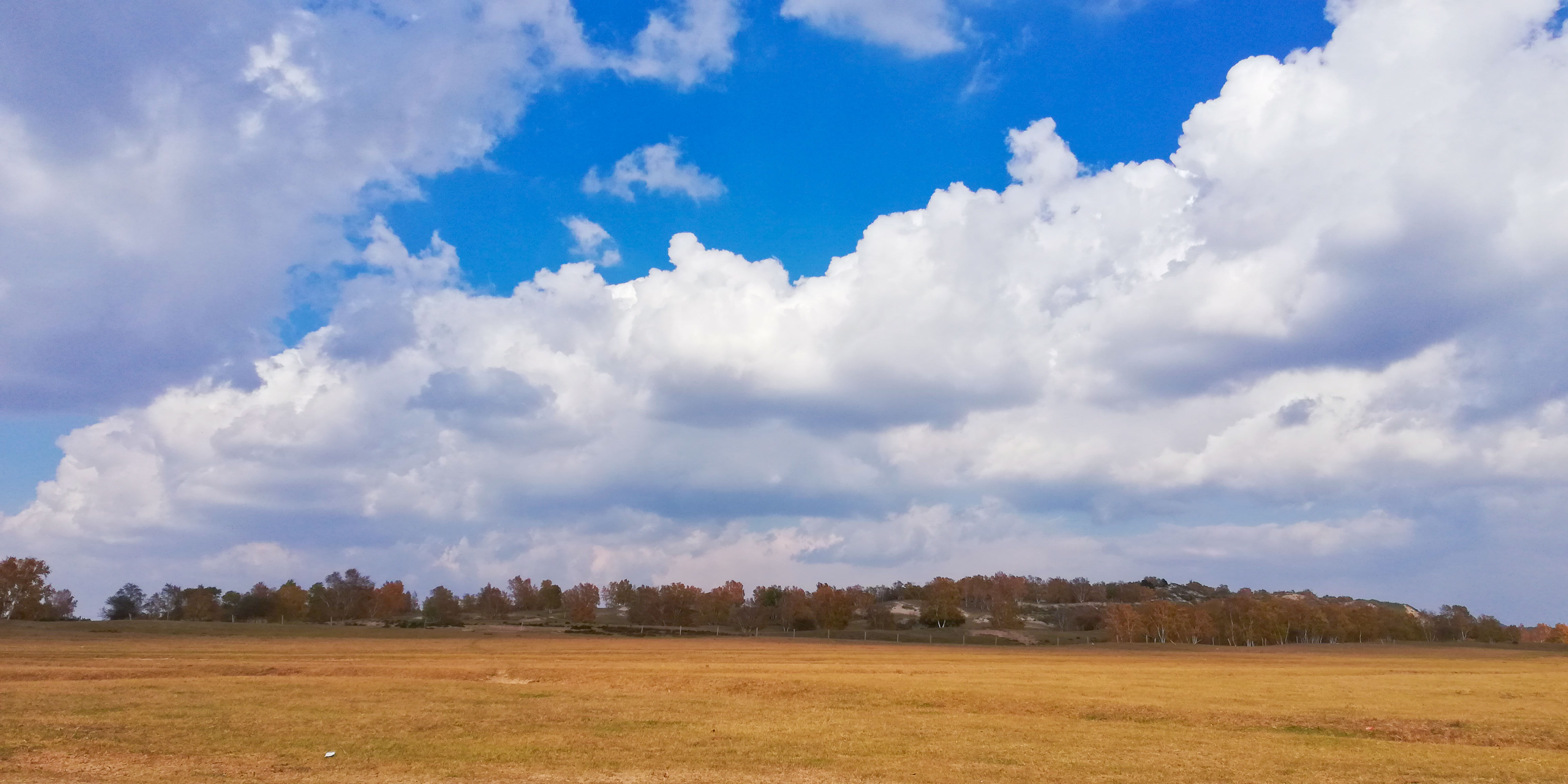 很多时候,流云奔涌,滚滚的云流漫步在天际,似流水瀑布,气势磅礴,宏伟