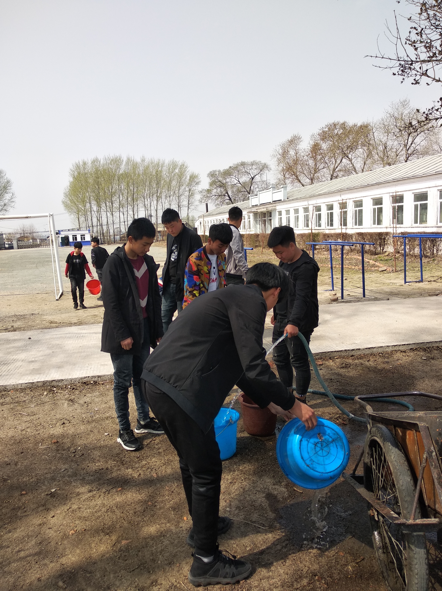 "美丽乡村,人尽其责"----卫国中学正走在共建美丽乡村,美丽校园的路上