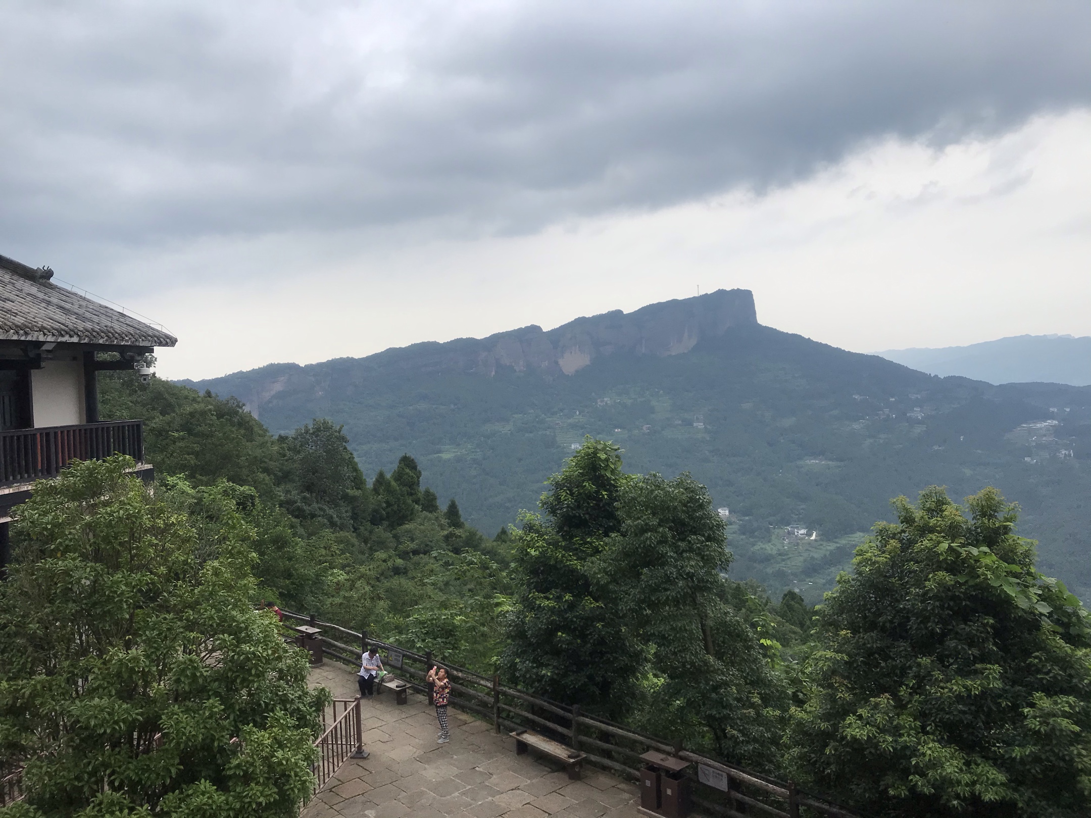 猿猱鳥道劍閣道,古關古道相呼應; 懸崖峭壁似利劍,其狀如門聳巒峰.