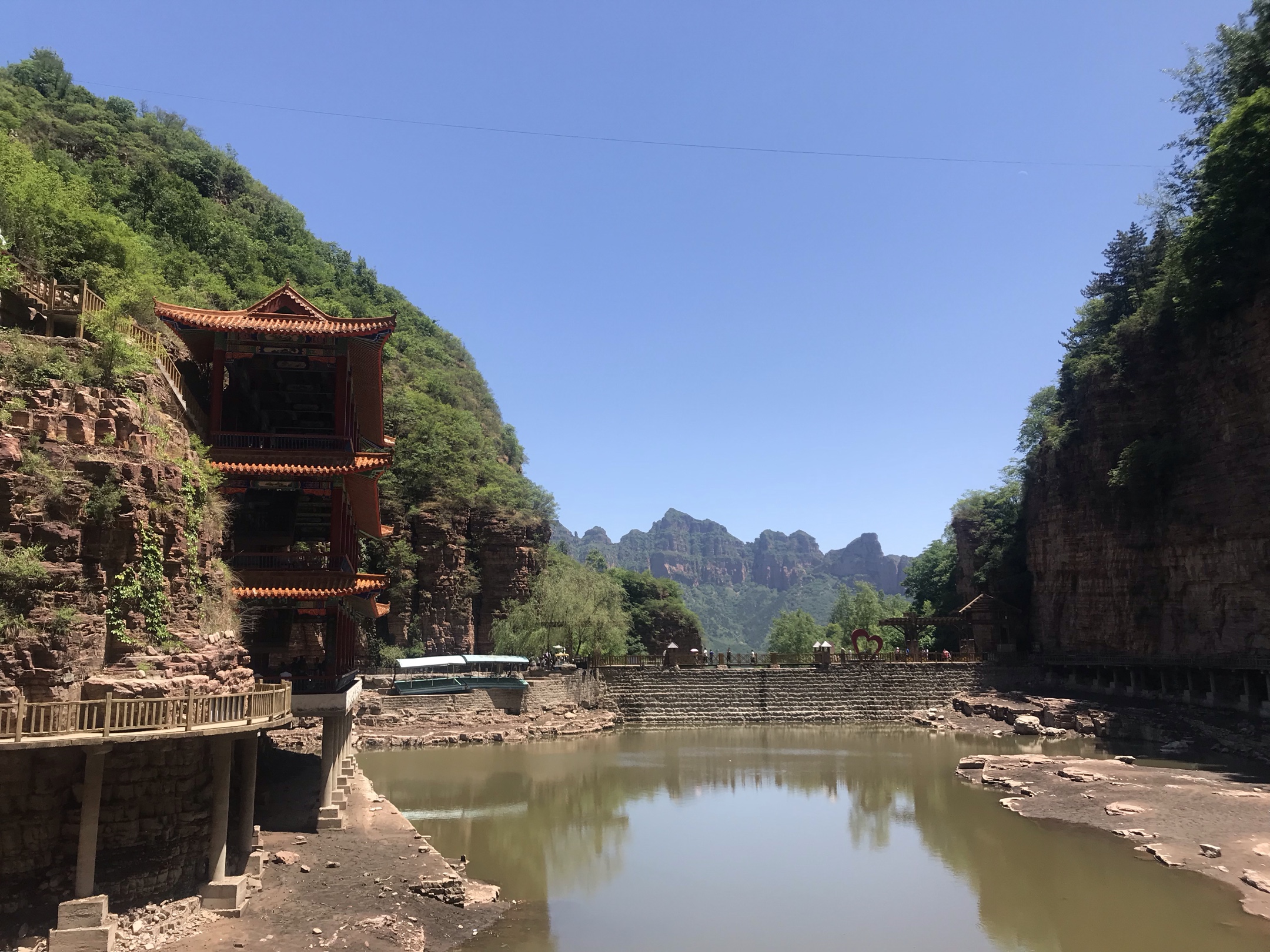 七步蓮花七步溝,太行山脈神筆工;生態自然風景美,山勢壯闊峻嶺雄.