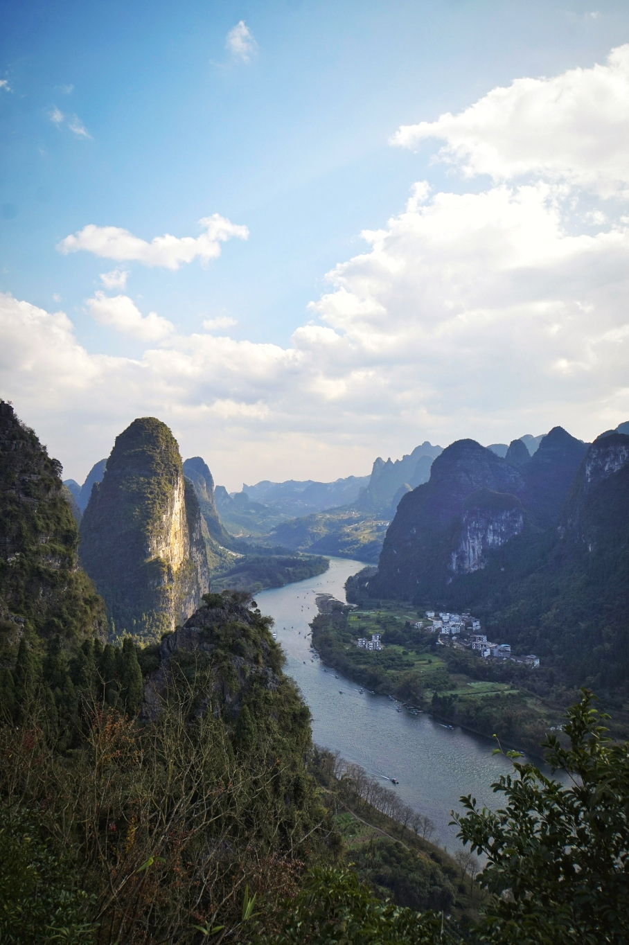 漓江雄狮伴五指山石猴