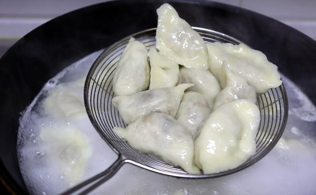 茄子馅的饺子给肉都不换,一顿吃30个小意思,就爱这酱香味