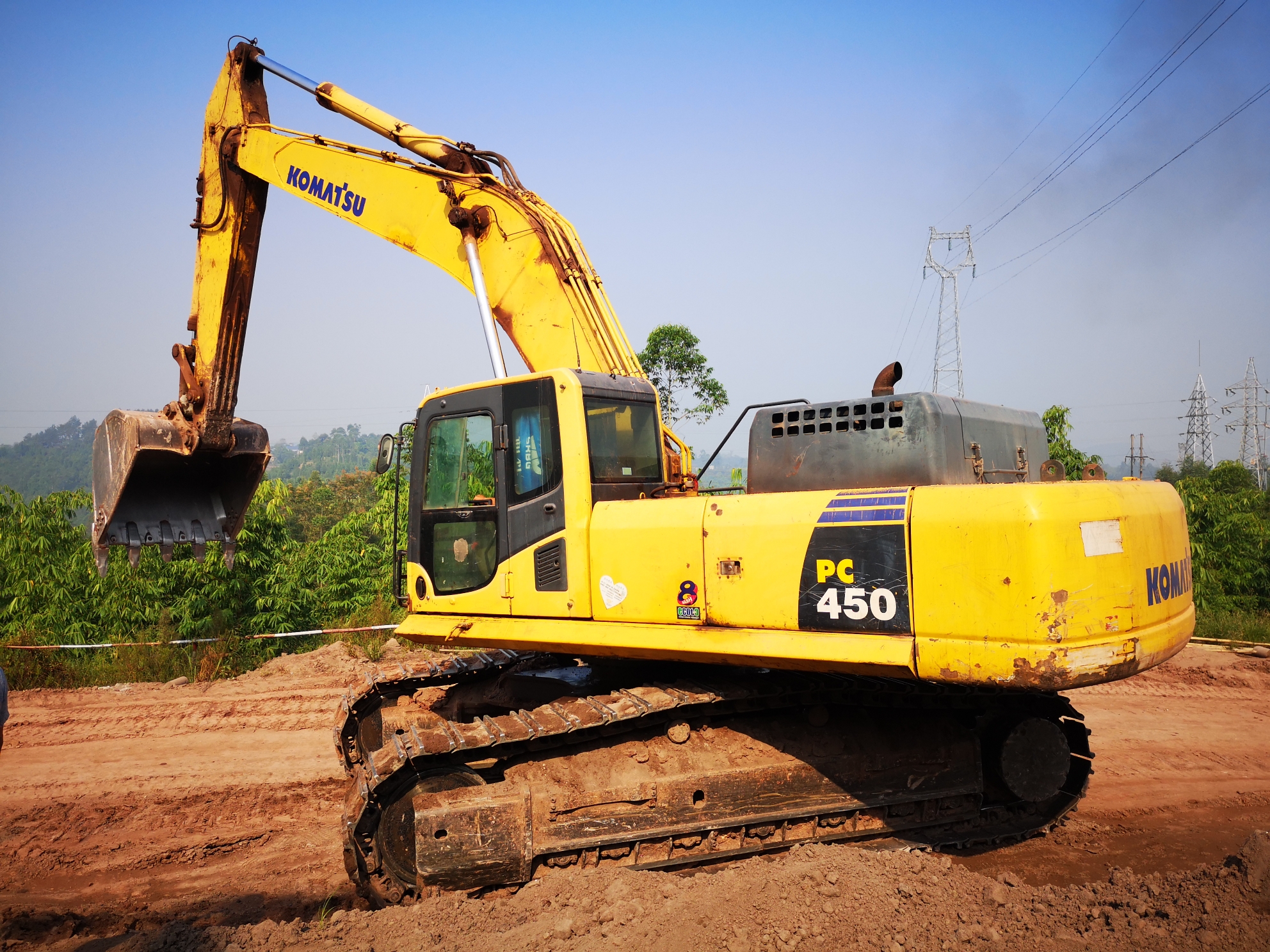 发动机烟色基本正常,有轻微上排气,下面管子没看到.