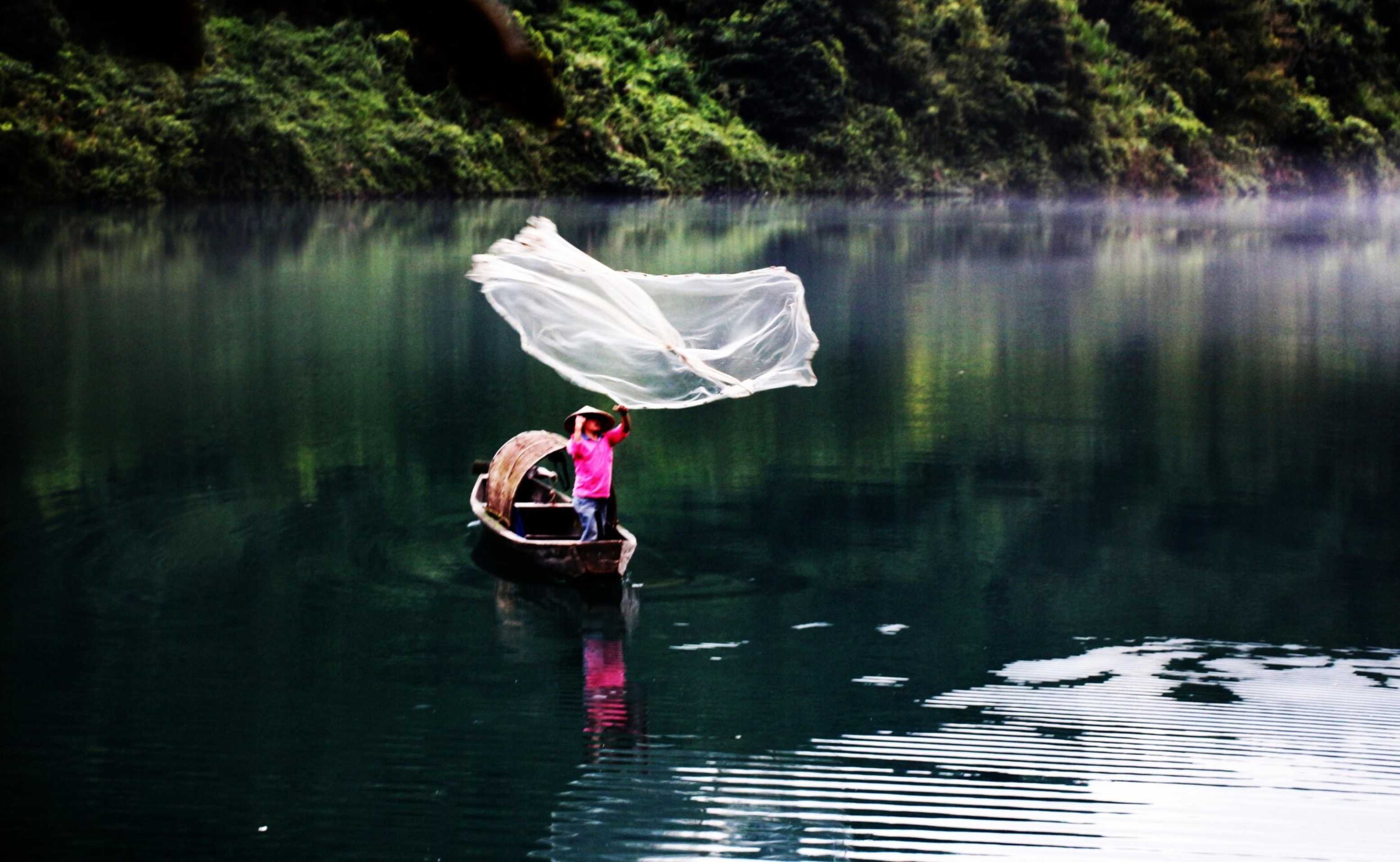 原创首发水墨丹青画孤舟渔夫摇撸河中游