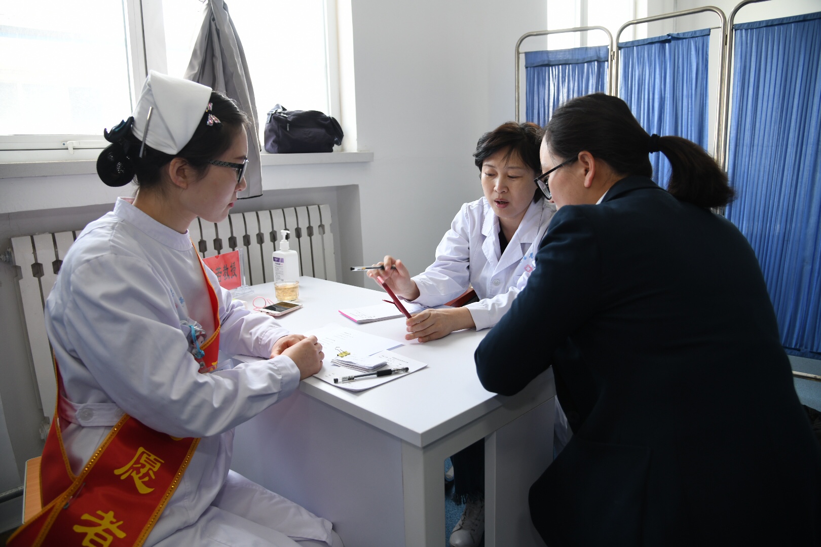 副主任,主任医师,博士,硕士研究生导师李靖若教授到义煤总医院义诊