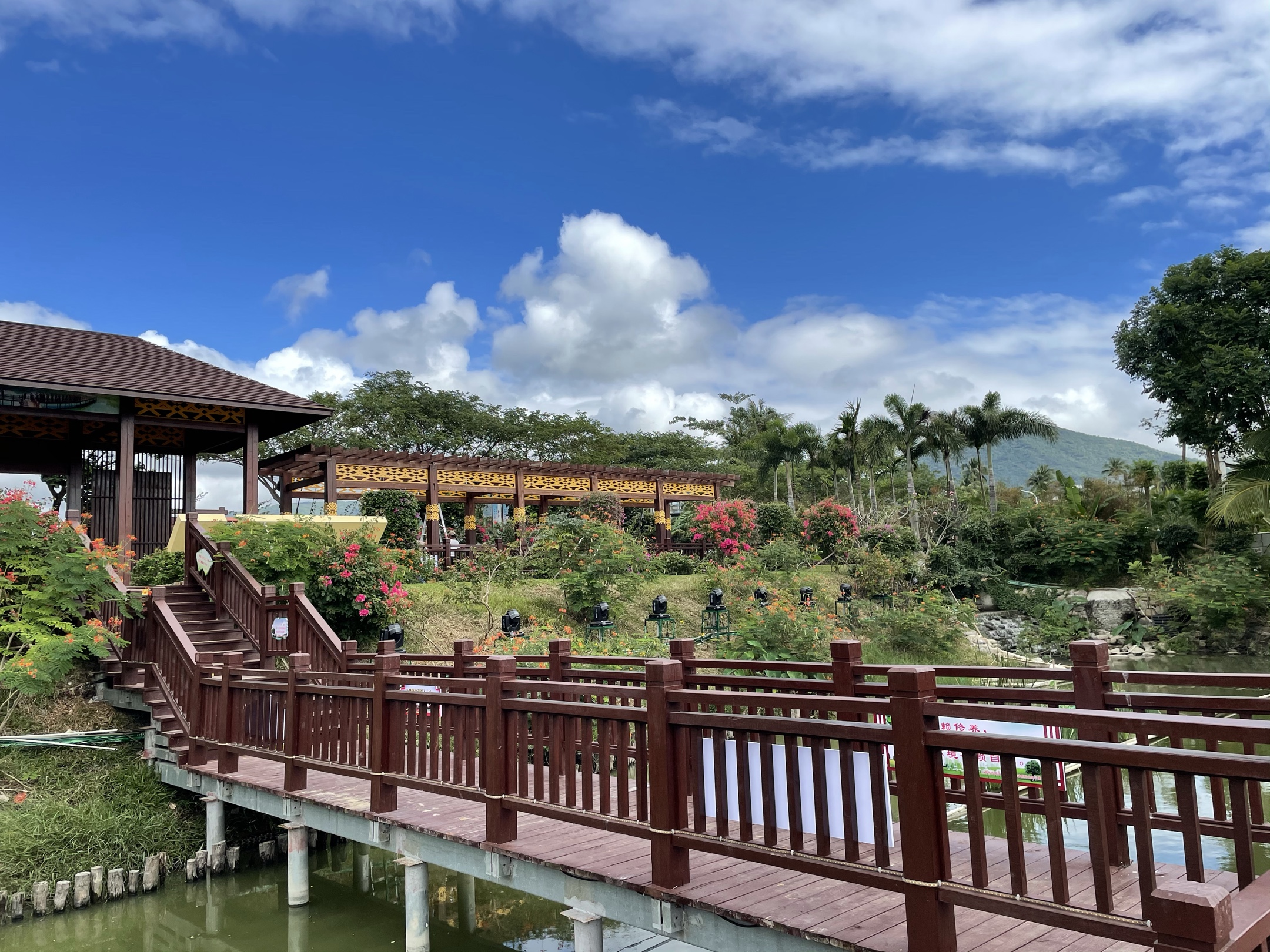 漫游三亚博后村蓝白小镇西岛202012