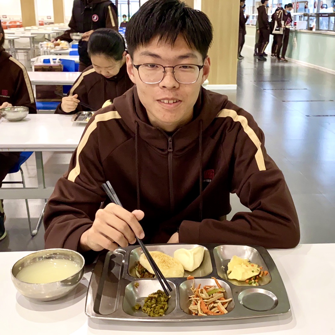 食堂为我们准备了新鲜的水果和能量早餐