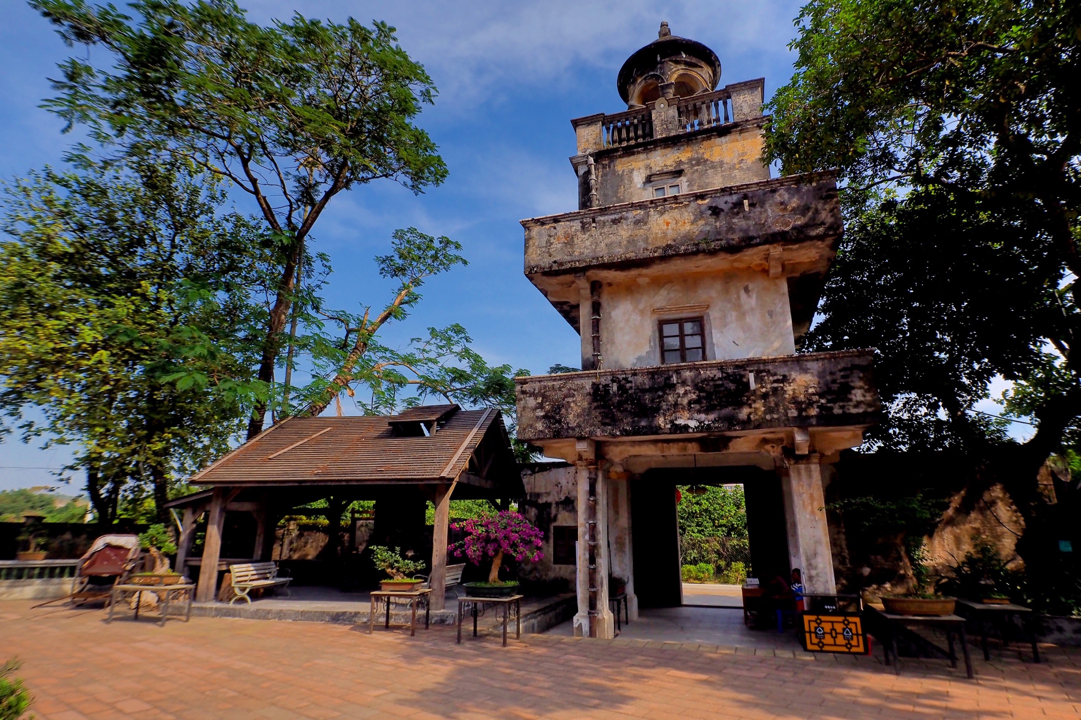 一条静谧幽然的乡村小路将人们引向凤凰山麓深处的会同村