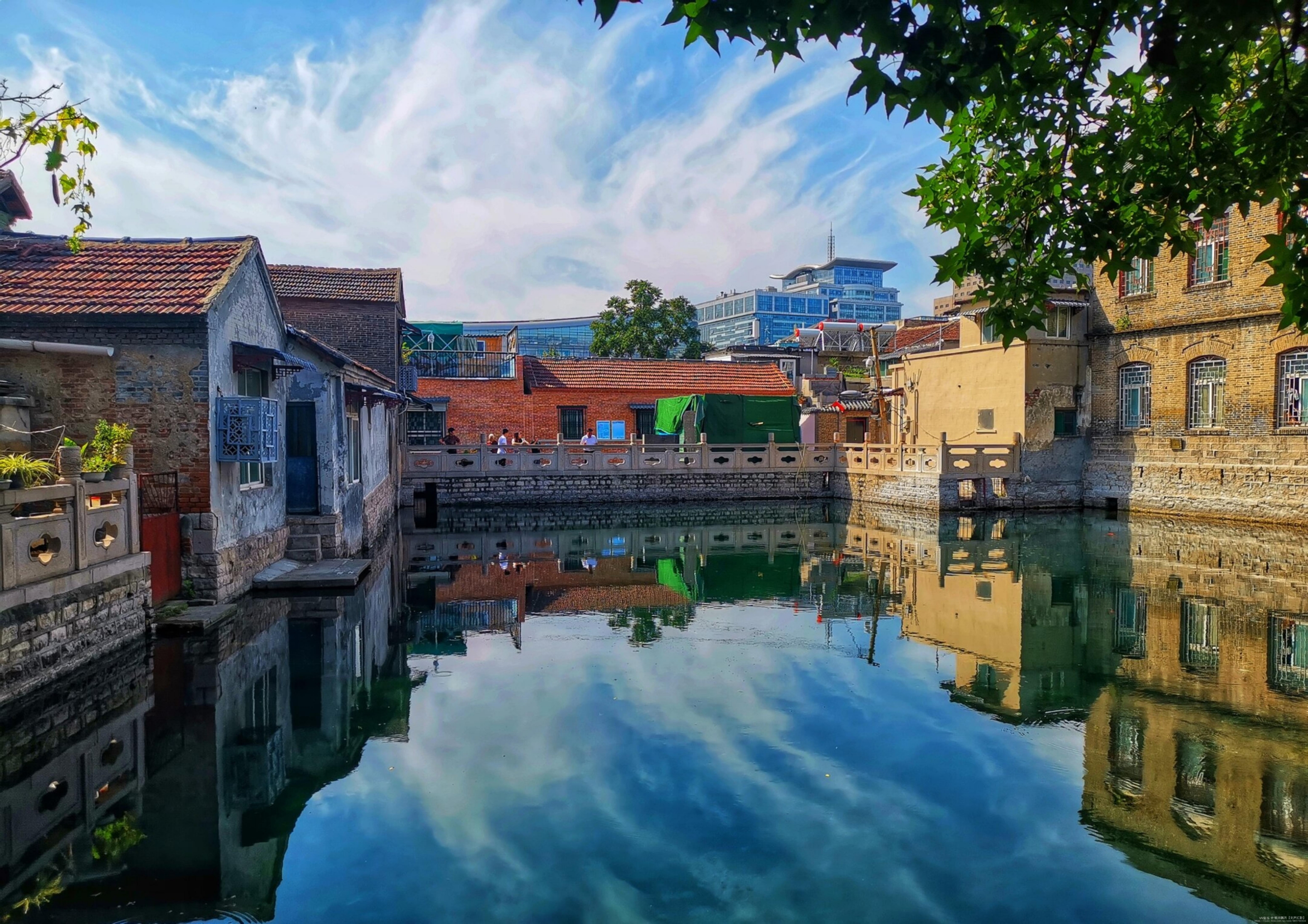 处在泉城路闹市中的濯缨泉,又名王府池子,在北岸的张家大院拍摄