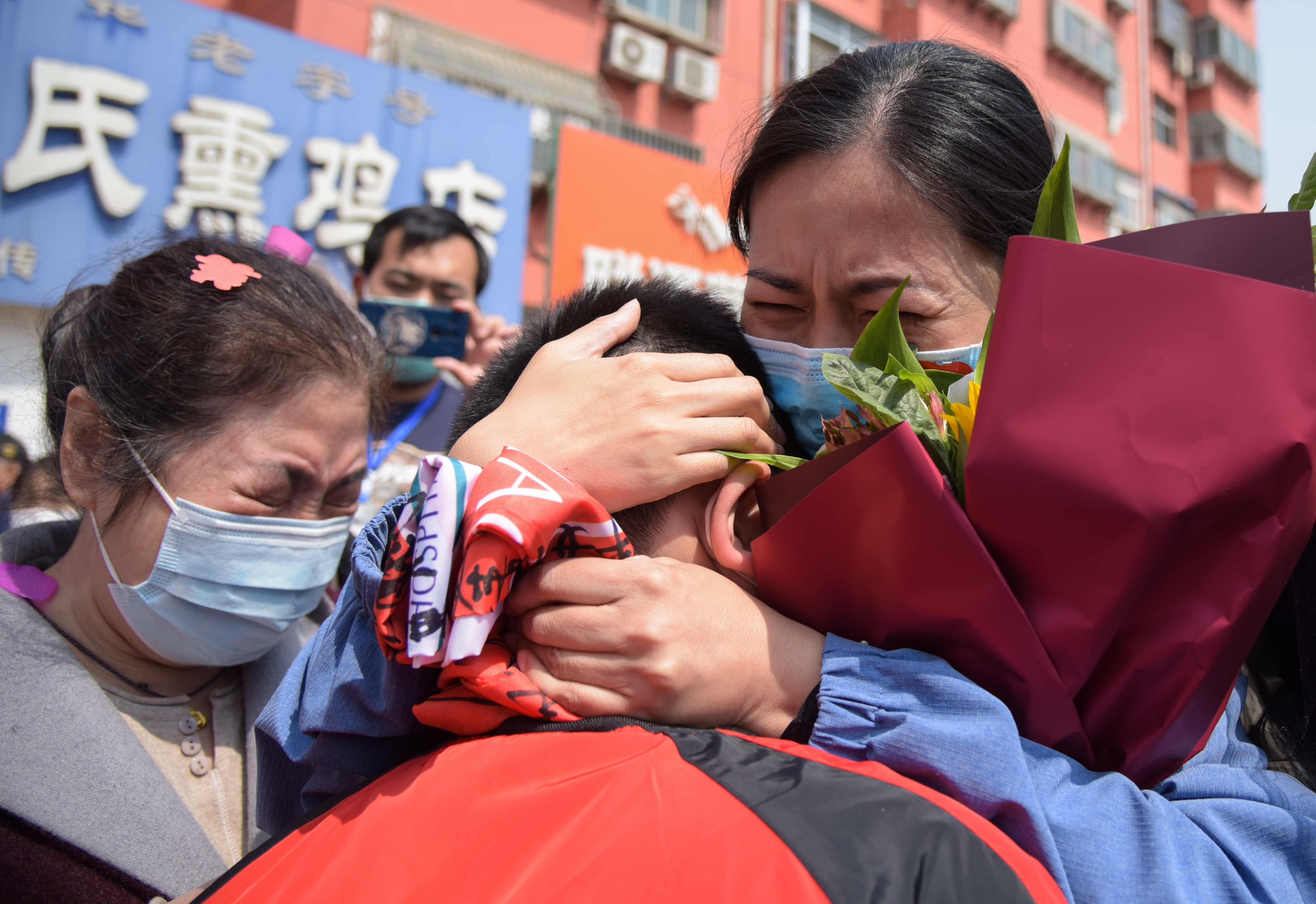 迎接抗疫英雄凯旋归来