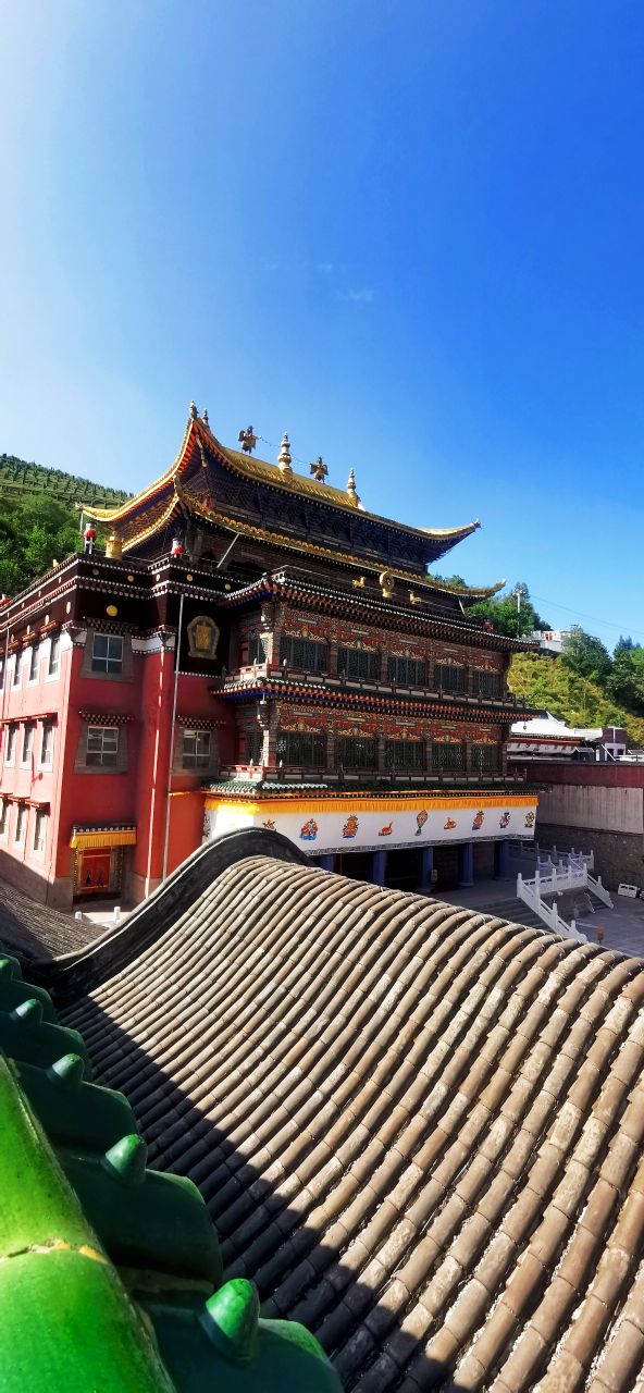 塔爾寺得名於大金瓦寺內為紀念黃教創始人宗喀巴而建的大銀塔,藏語稱