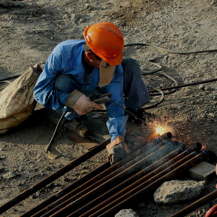 旨在展示劳动者艰辛的状况,讴歌劳动者闪光的形象