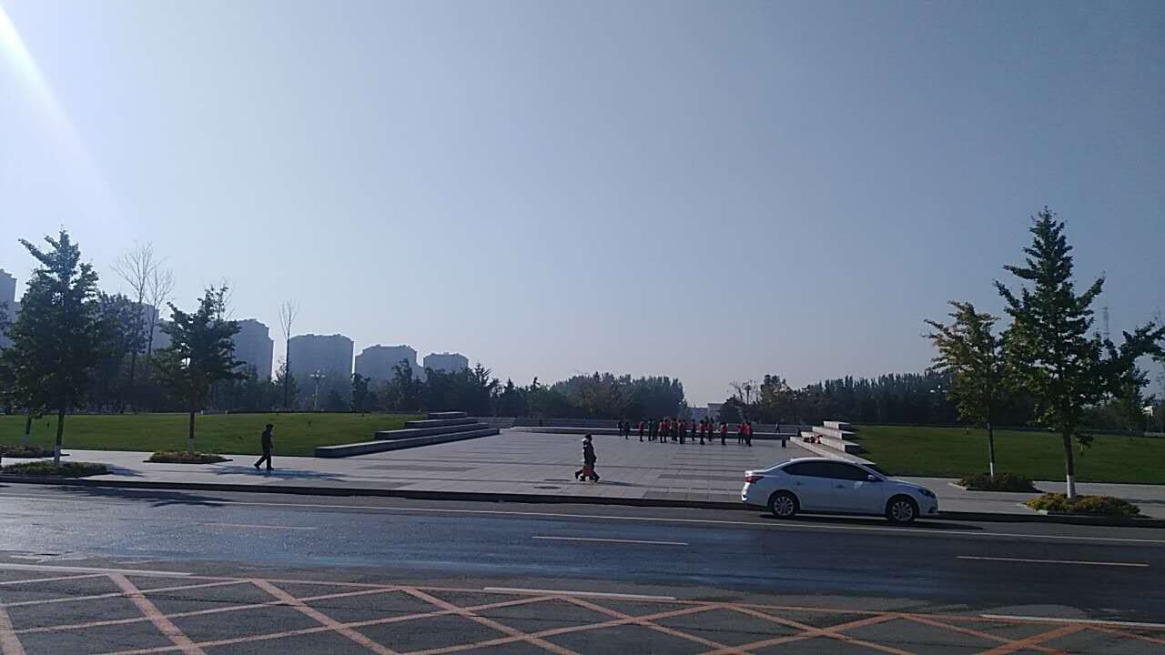 漫步在灯塔市政府广场