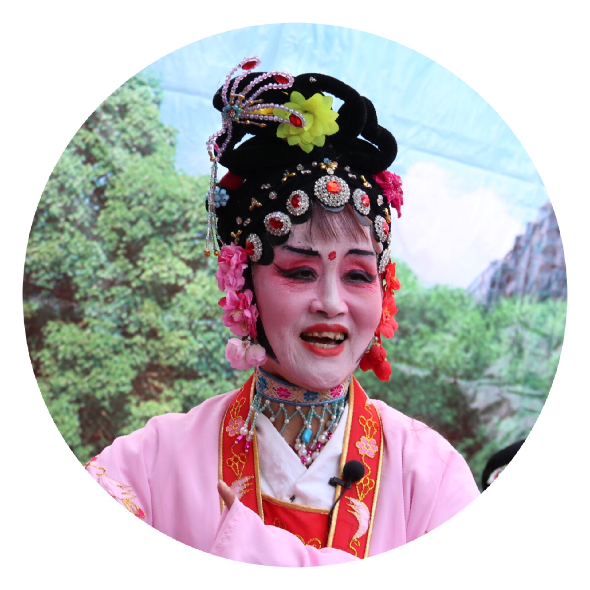 金华市春晖婺剧演唱团志愿者团队的全体演职员们,在吴桂银团长的带领