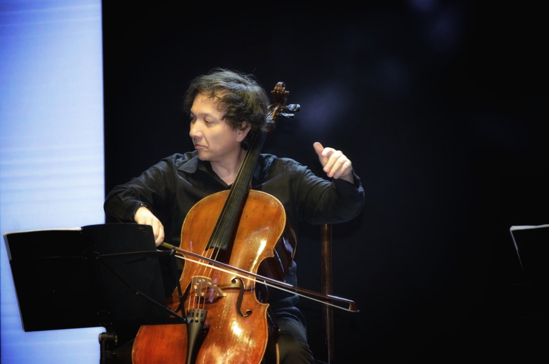 朱亦兵简介       一九六六年生于北京,父亲朱永宁,母亲王耀玲均为