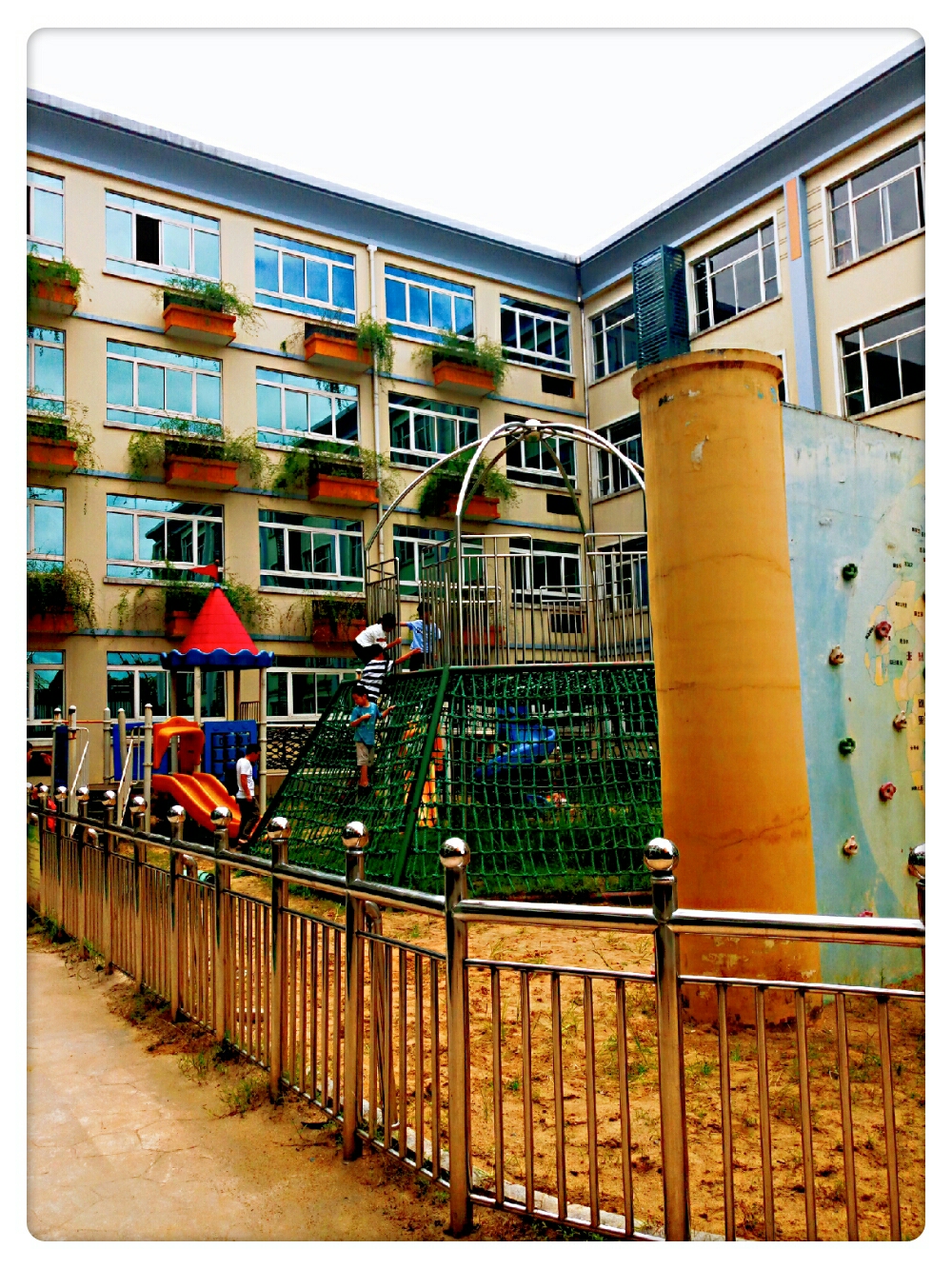 原名为"紫荆花路小学","杭州市求是小学华立星洲校区"