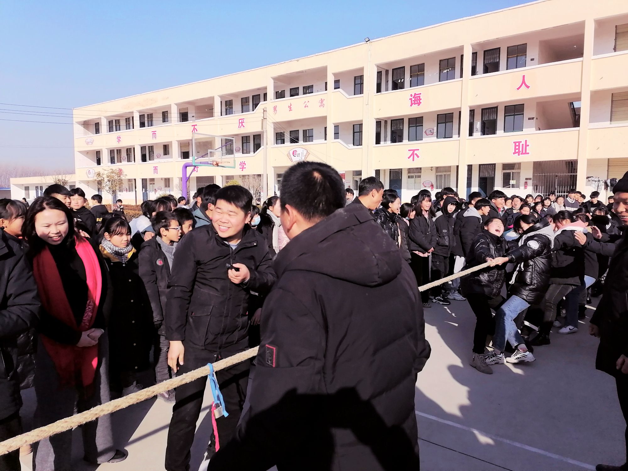淮阳区朱集二中举行了拔河比赛