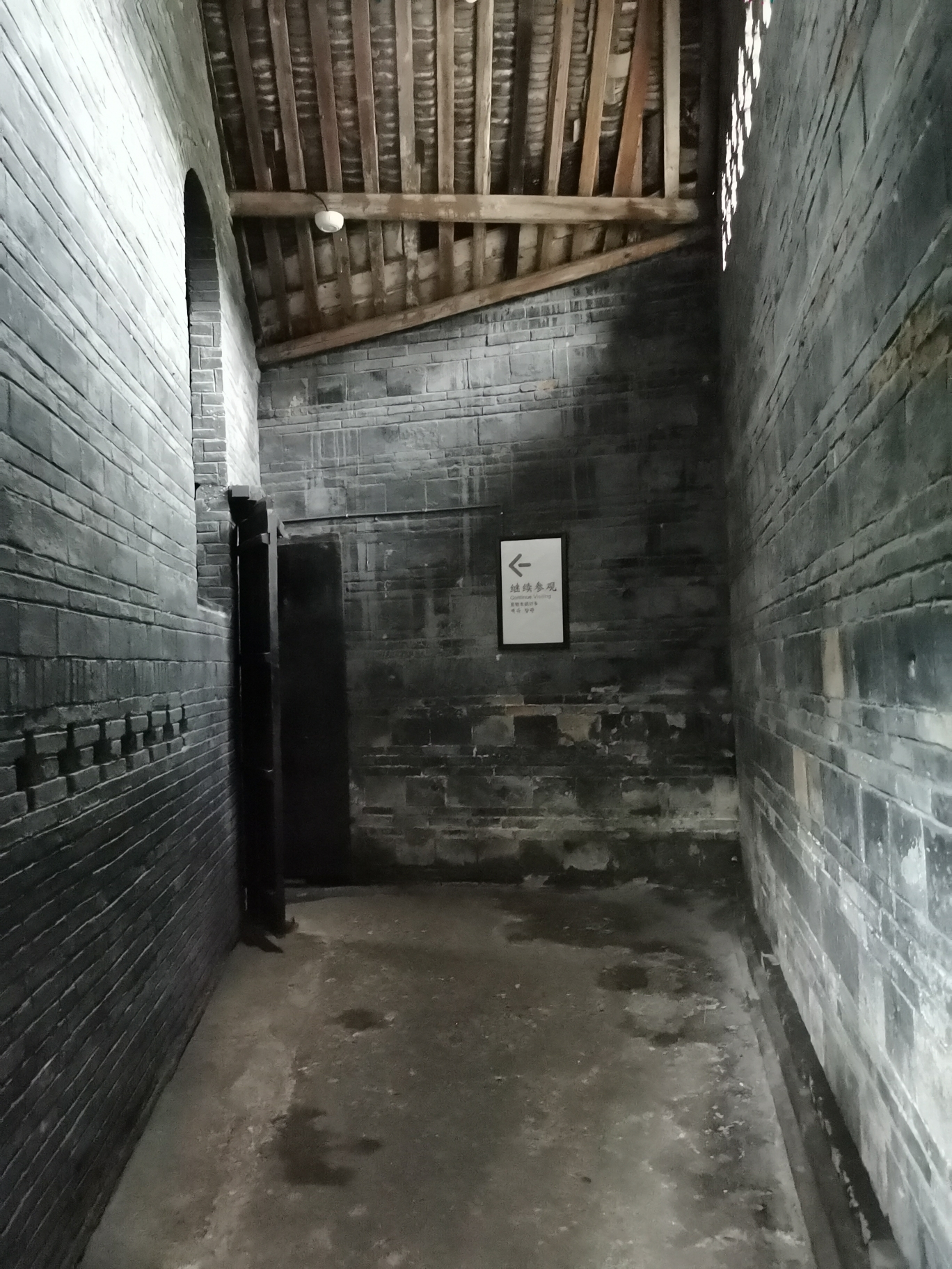 过刘文彩剥削和迫害农民的罪行,比较突出的是泥塑《收租院》和"水牢"