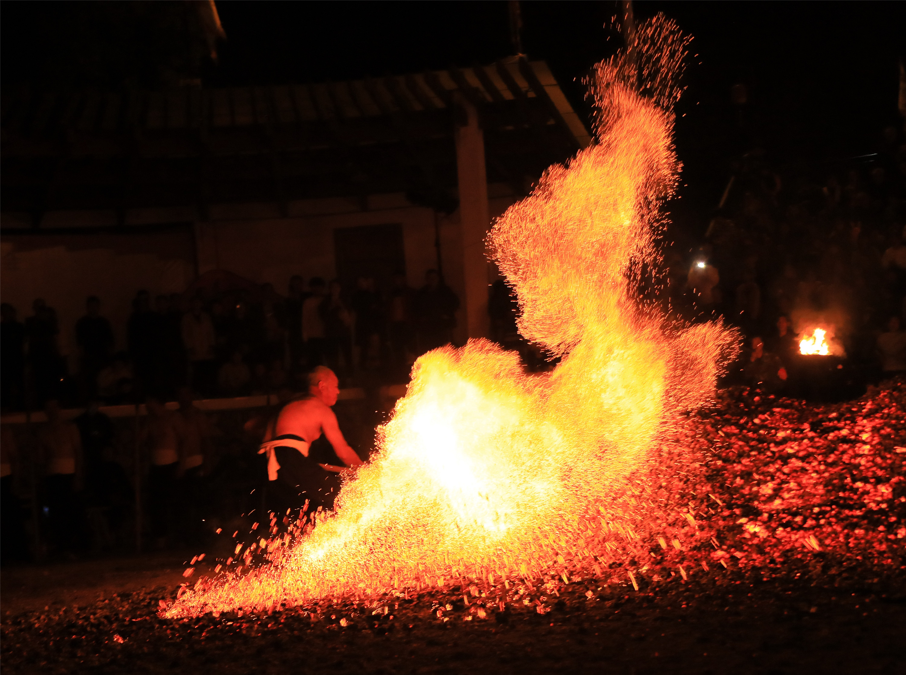 磐安炼火是一种古老的民俗活动,主要流传在浙江省金