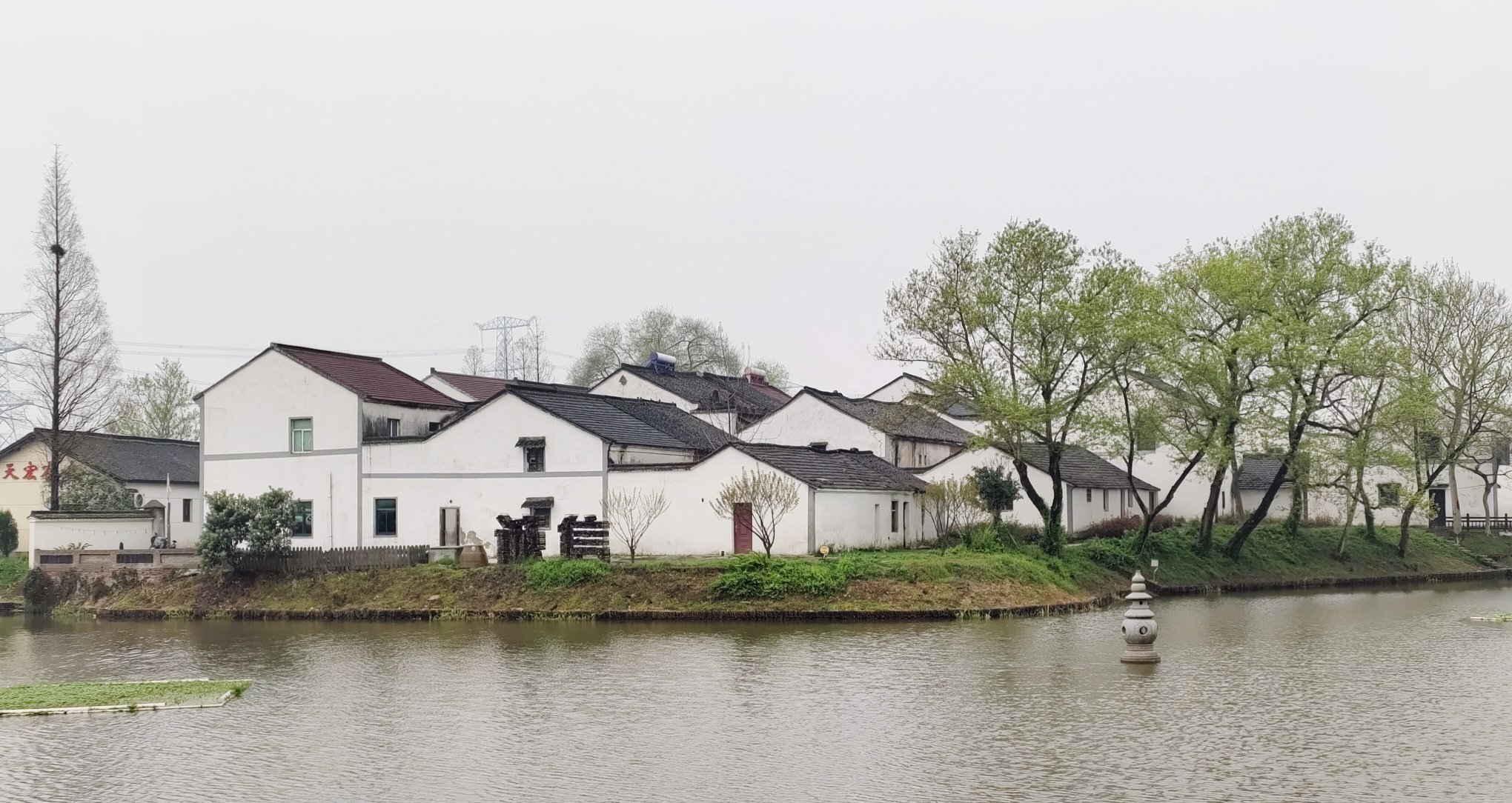 竓里村,位于湖州南浔区善琏镇的南端,南面紧临新市的乐安村