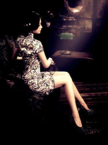 暮色浅浅,群星涌现光辉. 徐风清清,摇曳一树繁花.