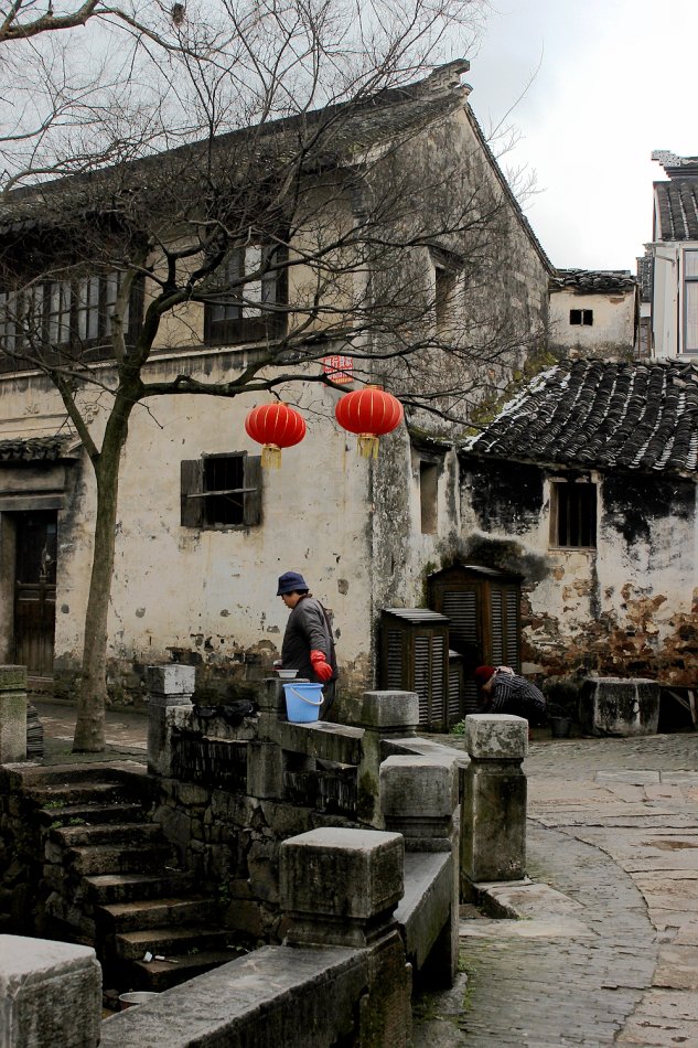 逆着走向响水涧的上游,溪水潺潺,青石小巷,古老的庭院,说不出的清幽