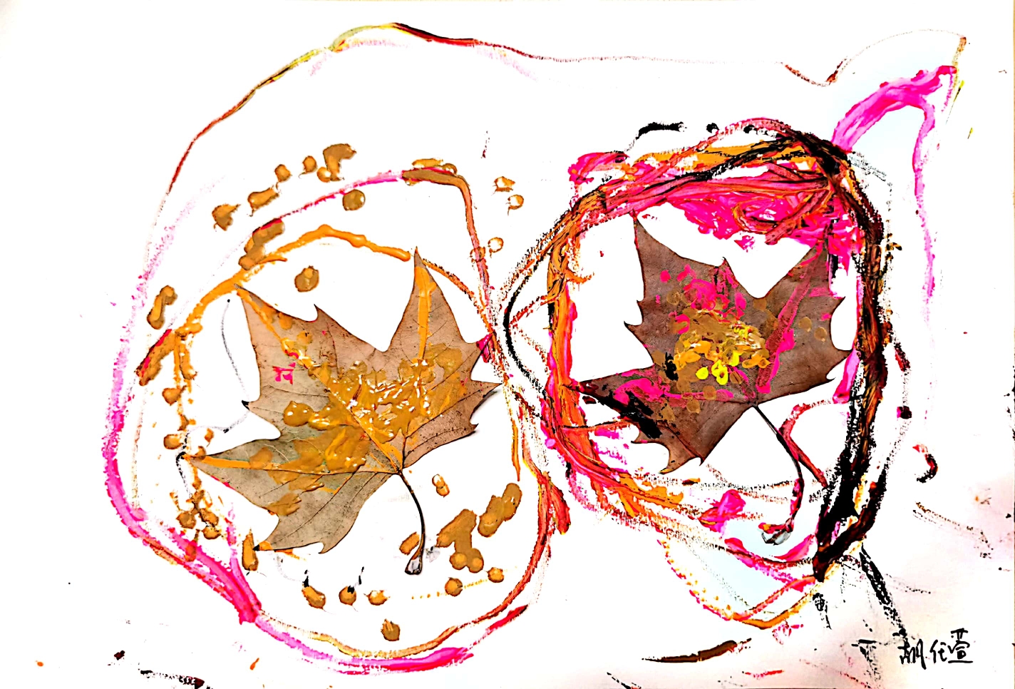 孩子们在老师的引导下描画树叶轮廓,自由选择色彩,点画装饰树叶