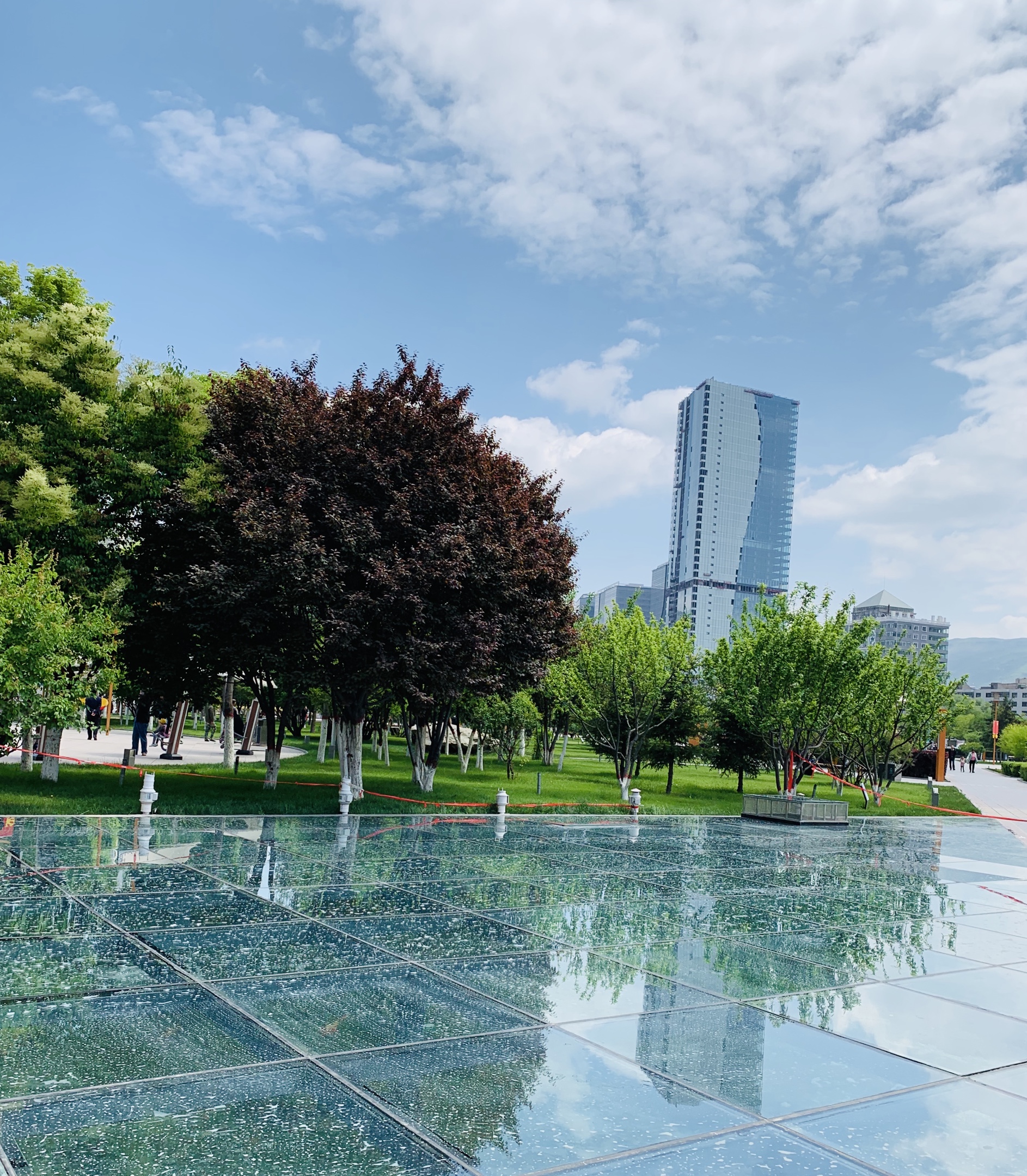 雨后的西宁市中心广场像一幅美丽而精致的油画