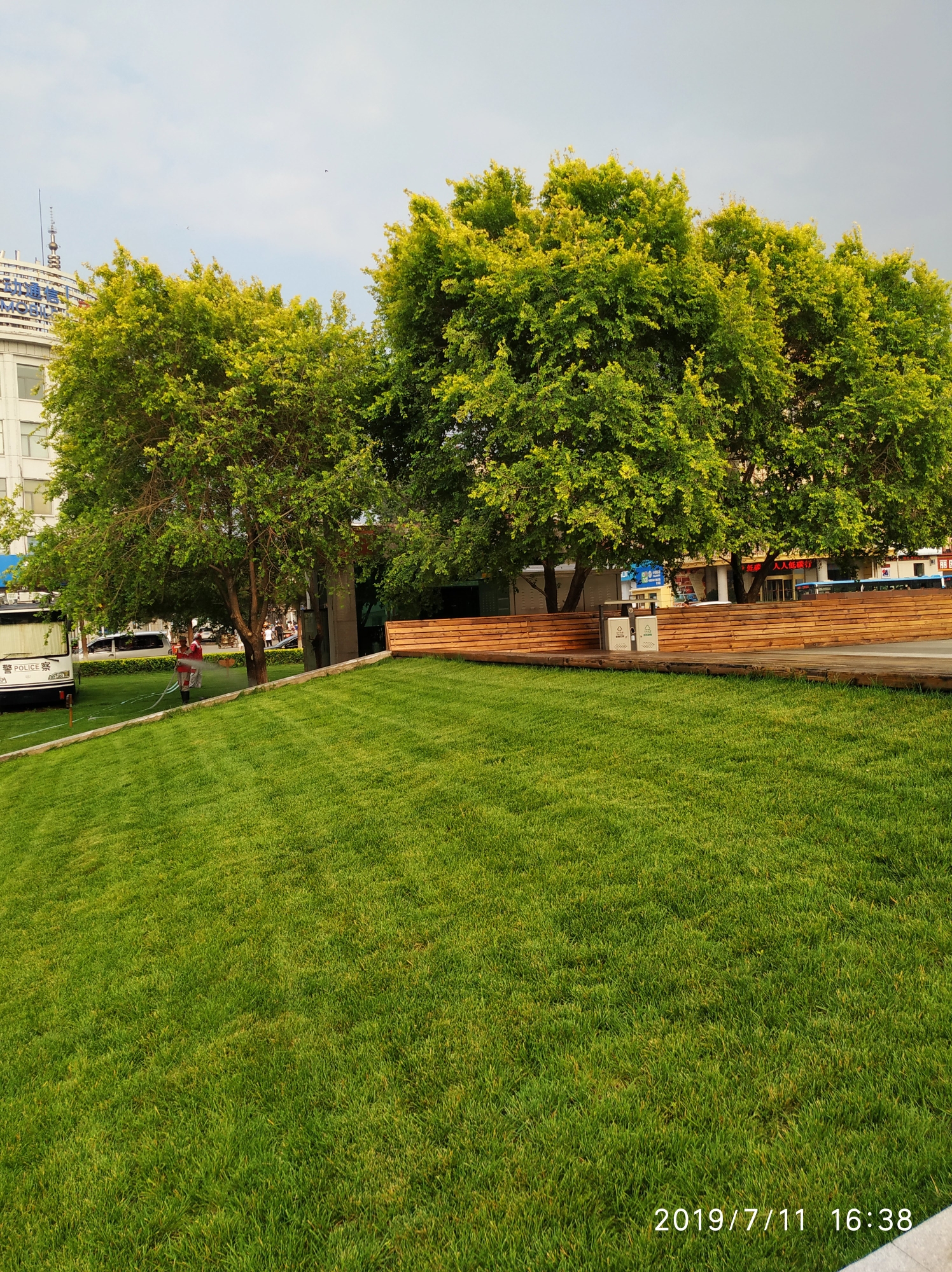 绿色的站前广场让你流连忘返