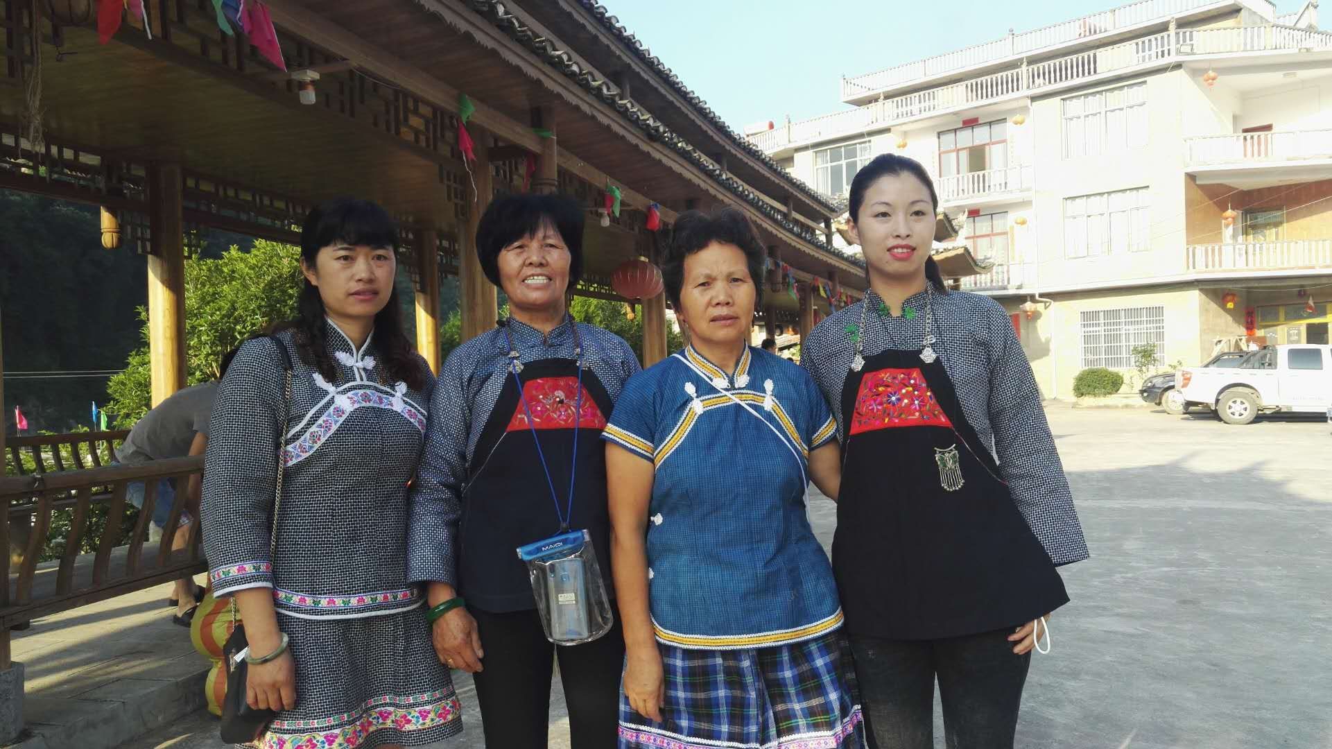 2018年荔波境内各地布开展六月六布依族出嫁姑娘回娘家敬老爱老和文艺