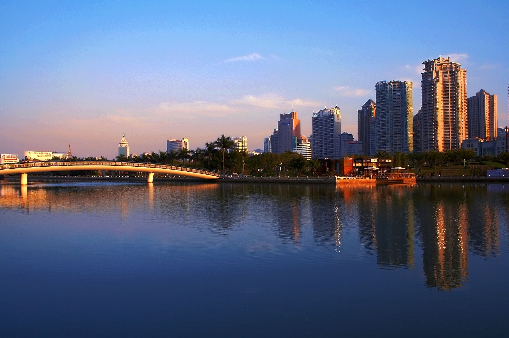 员当湖旧名员当港,原与大海相通,七十年代围海造田,筑起浮屿到东渡的