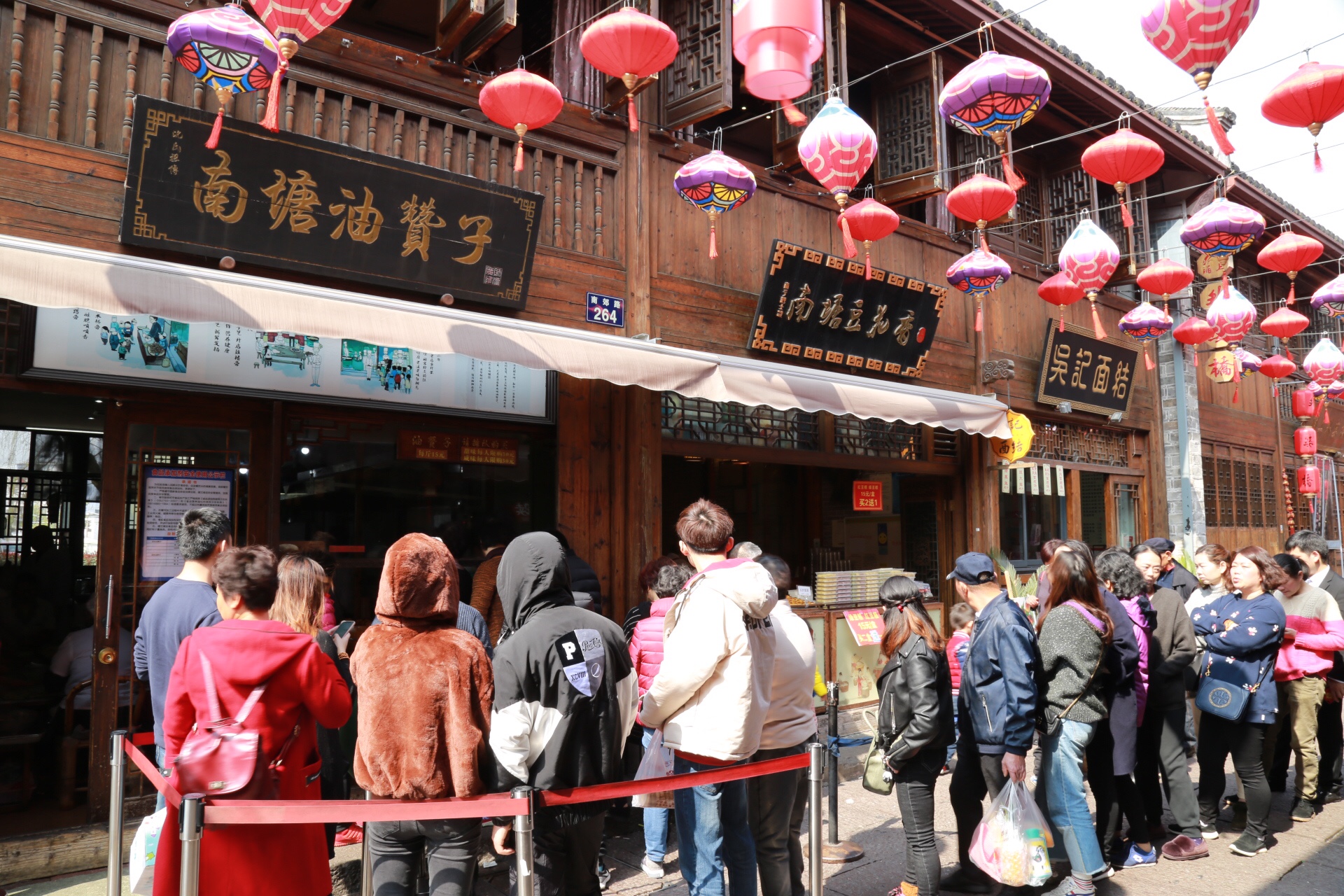 南唐老街位于宁波古城南门外,曾经是旧宁波商贸文化聚集地的"南门三市