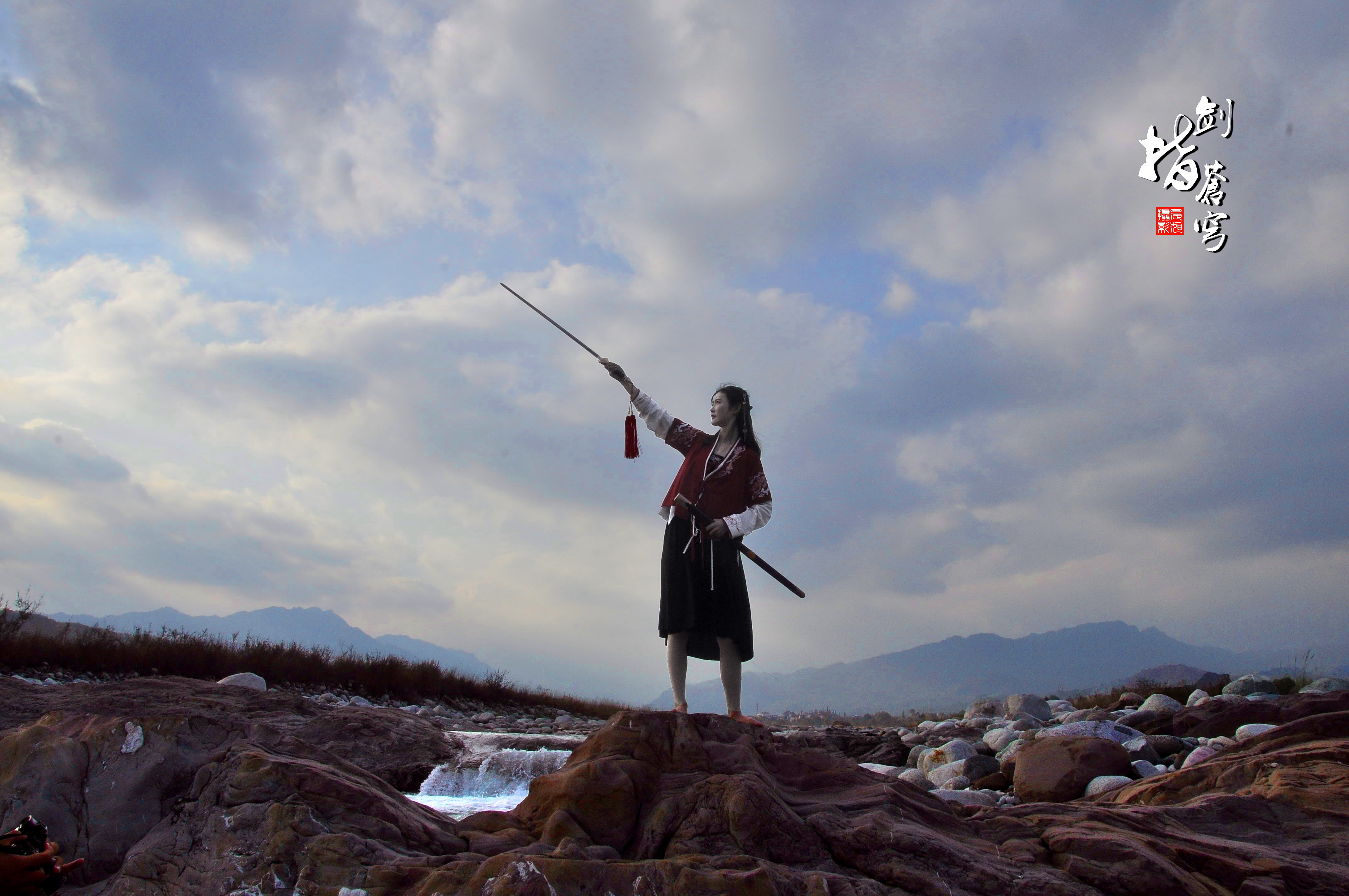 倚剑靓女天下行