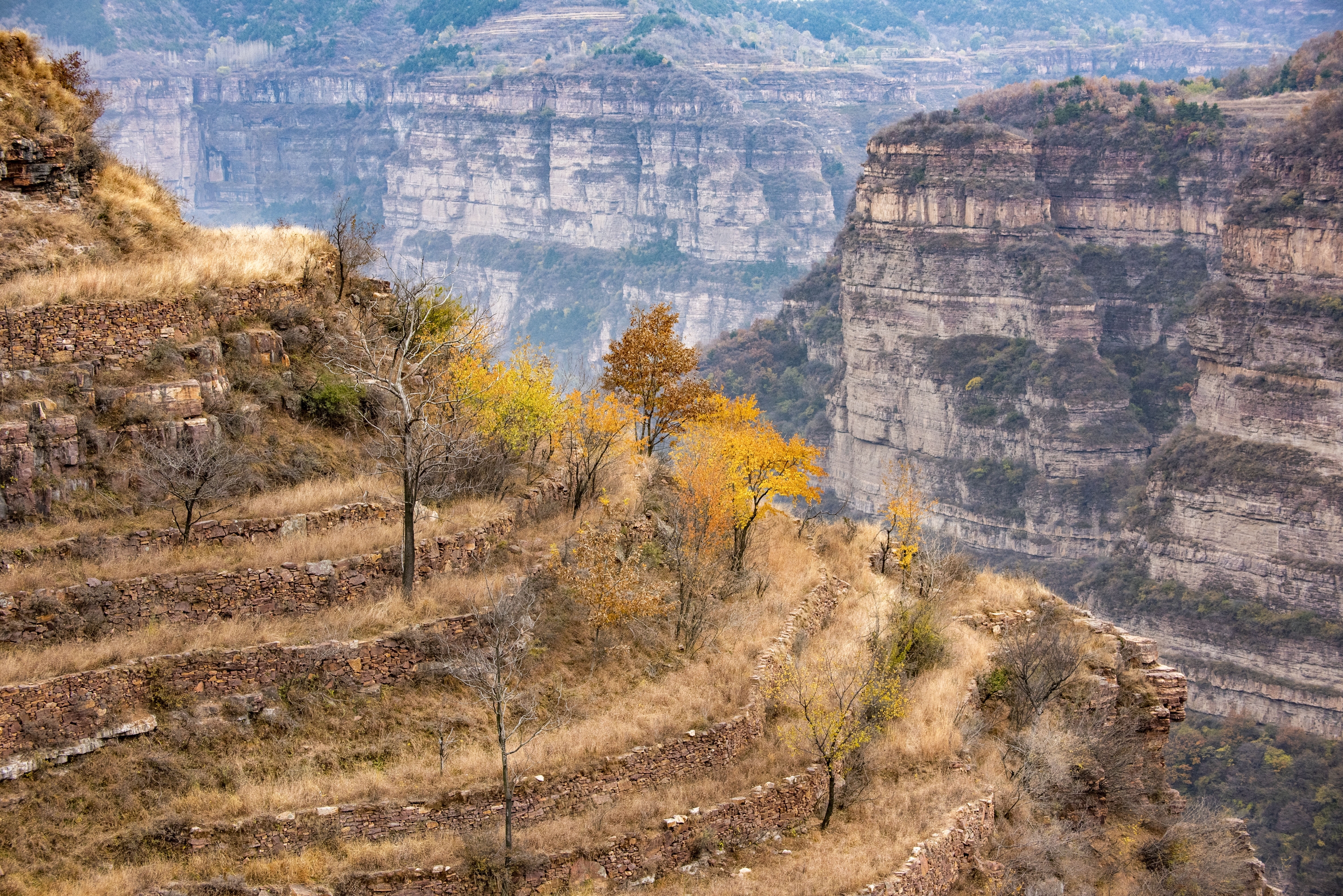 巍巍太行秋色崖上石屋人家三