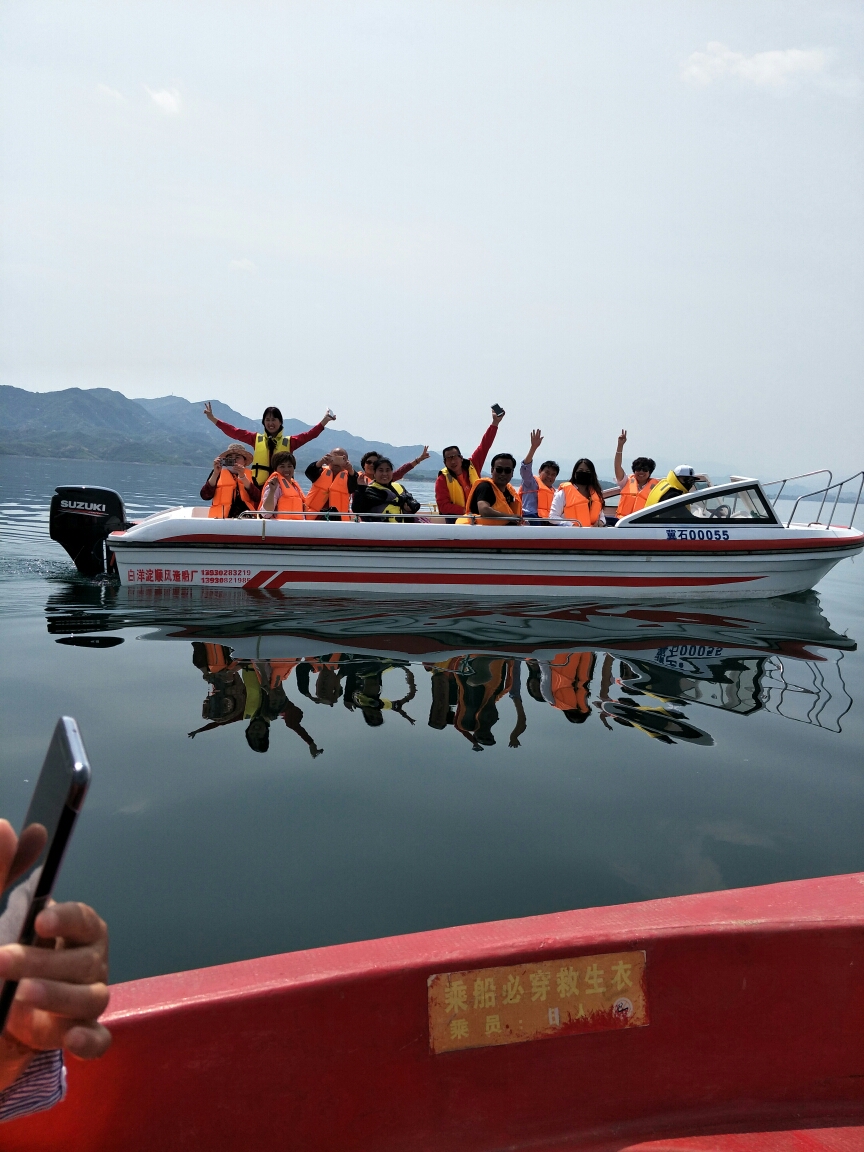 玫瑰园紧靠岗南水库,水库一望无际,能让你感受水上快艇的刺激.