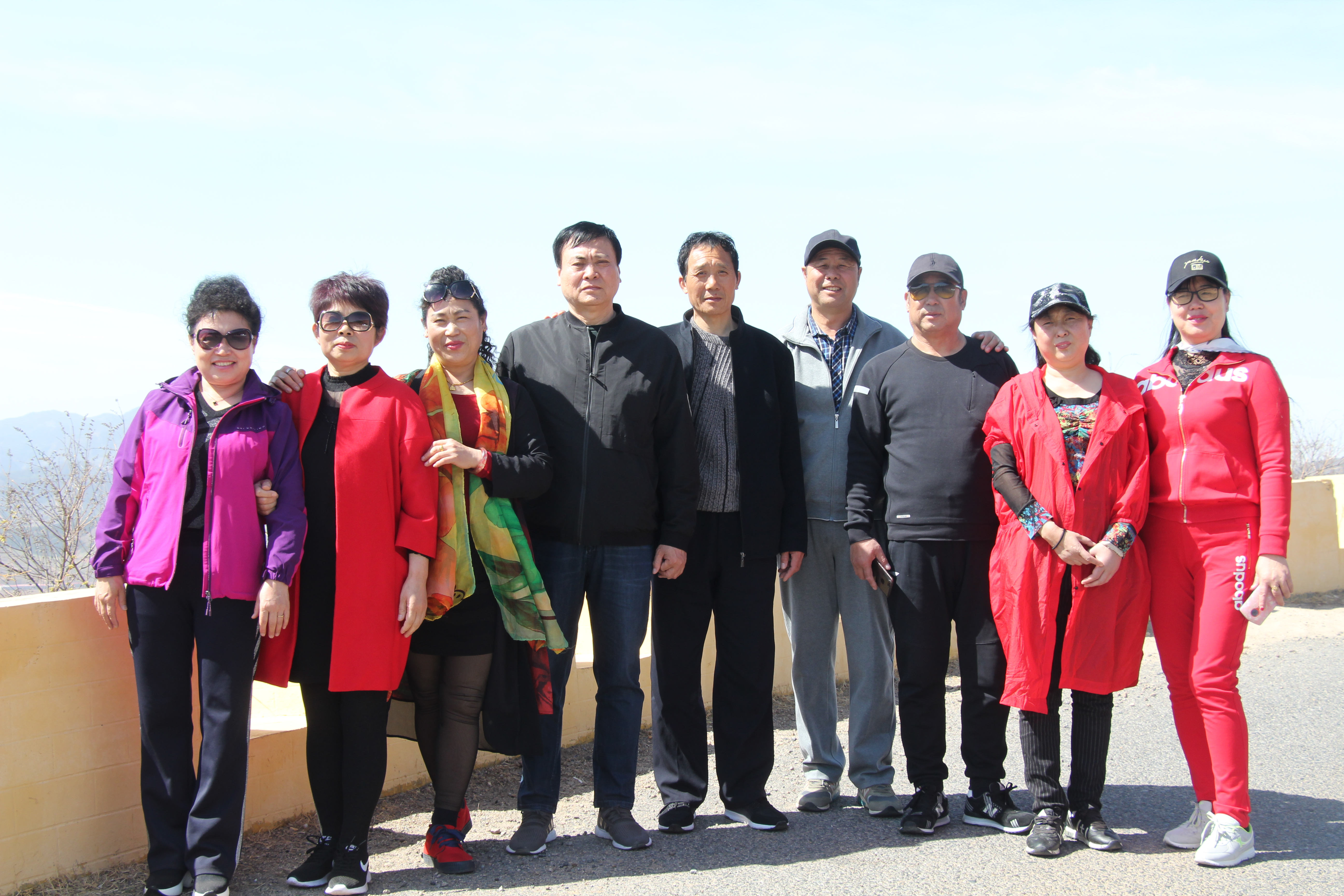 "辉洒韶华"歌唱采风团一行十人,于绥中县永安堡锥子山最高峰集体采风