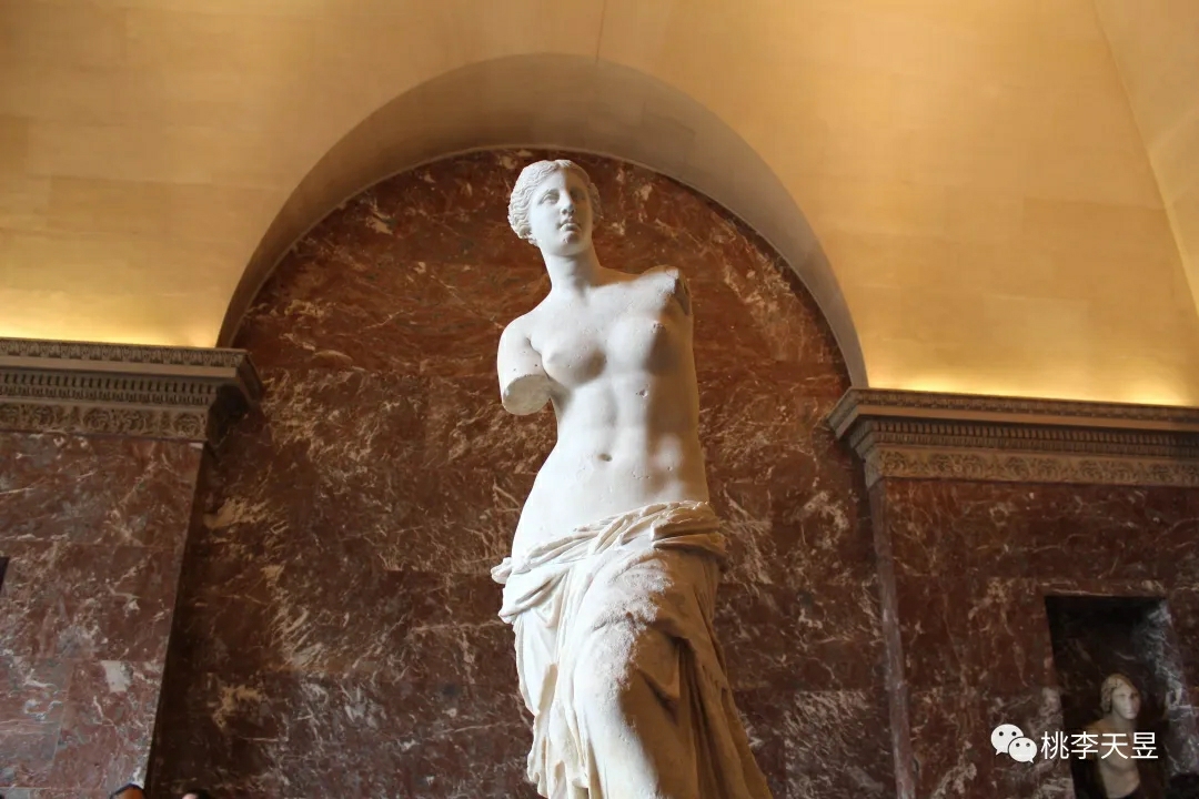 了威严的皇宫 以安静百年的姿态 将历史默默揽入胸怀 《断臂维纳斯》