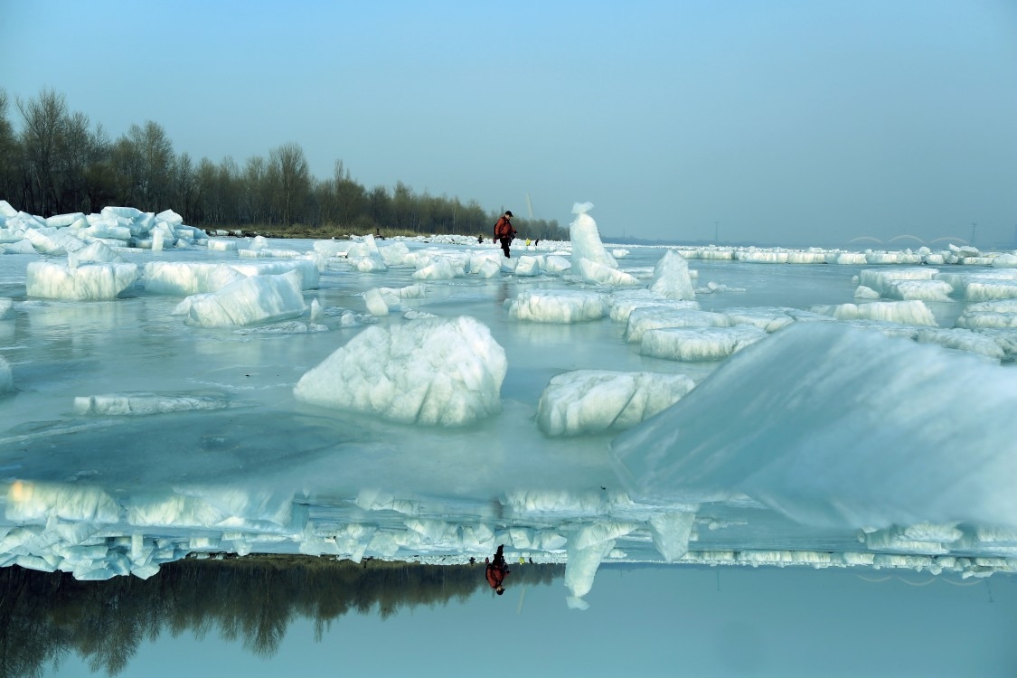 哈尔滨松花江大顶子山早春融冰
