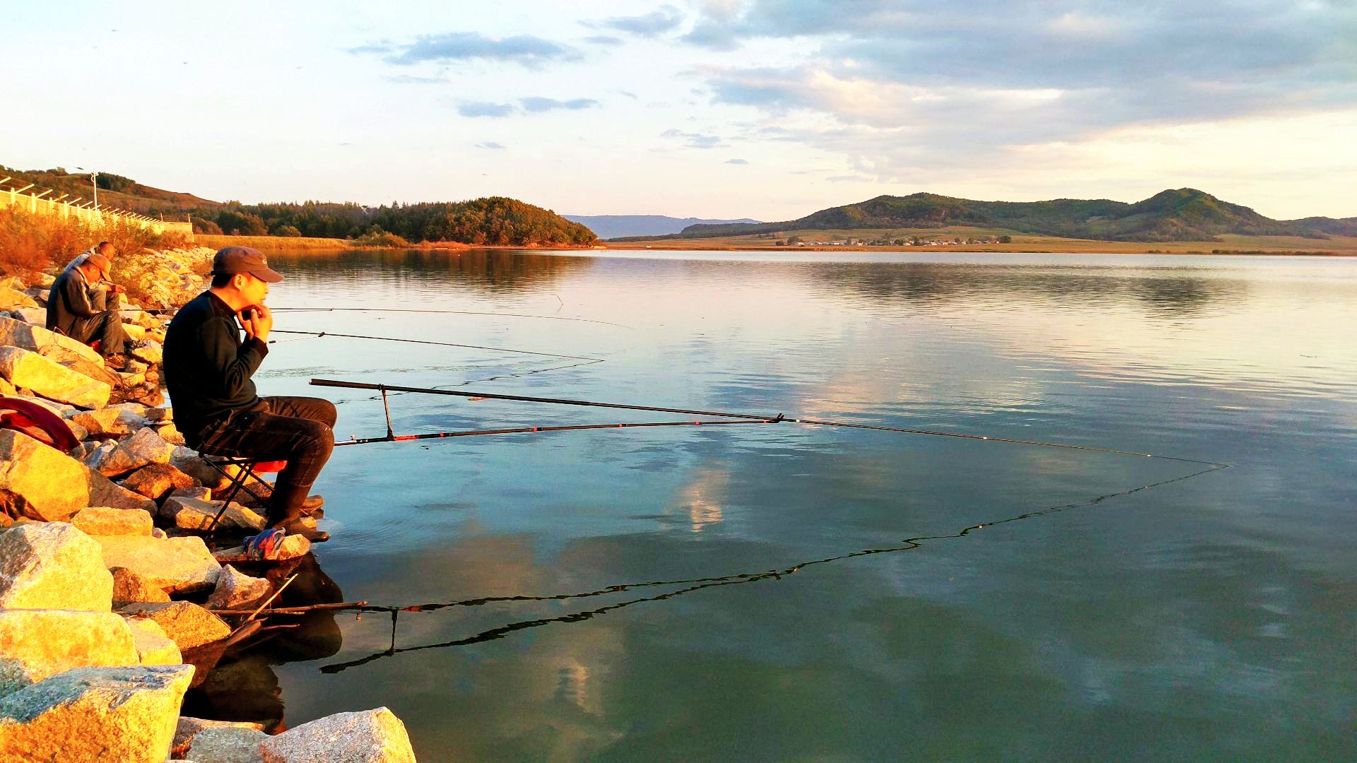 休闲钓鱼人的垂钓之光影