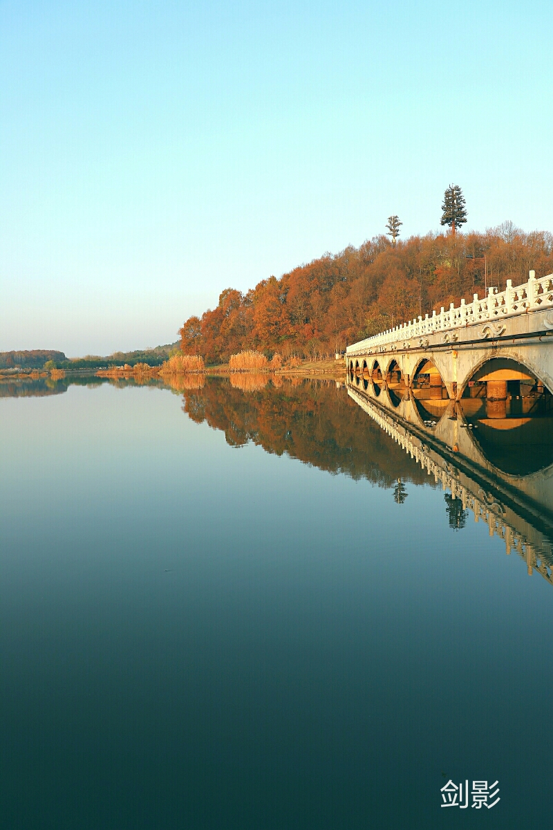 平天湖风景区位于池州市东南,集山,水,湿地于一体,水域面积11平方公里