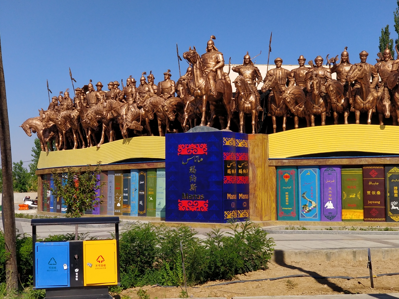 树立在乌恰县城门口雄伟的玛纳斯骑兵塑像