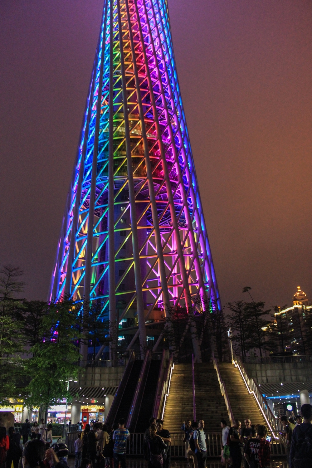 雨夜中的小蠻腰(廣州塔)給珠江夜景增添了無限的風情