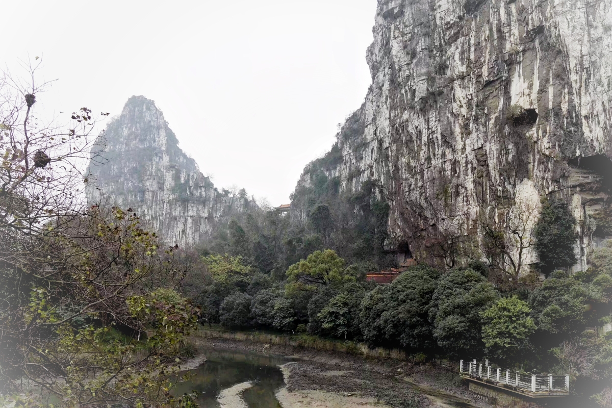 南溪山位於桂林城南,北距火車站約1公里,因南溪縈繞而得名.