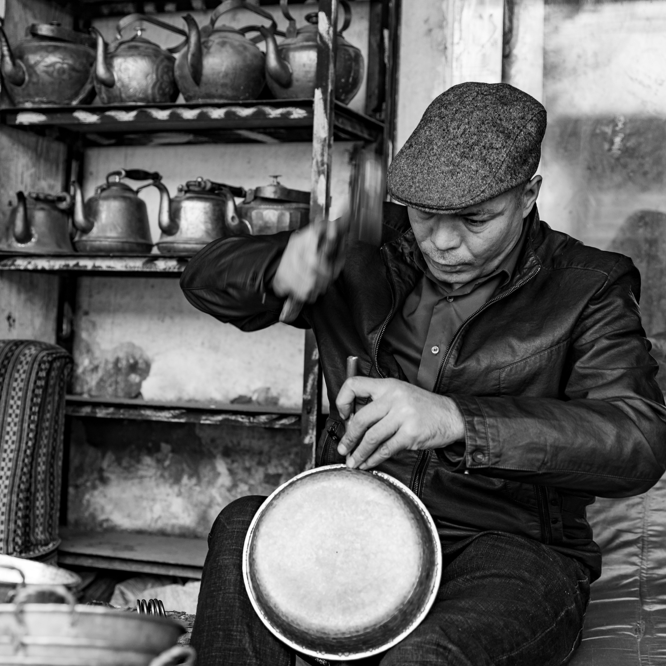 维吾尔族手工制壶匠人
