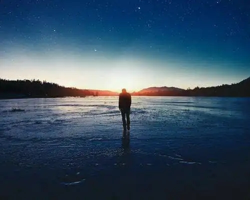 当一个人静静地站在窗前听雨,当夜深人静时独坐窗前读书,当自由地漫步