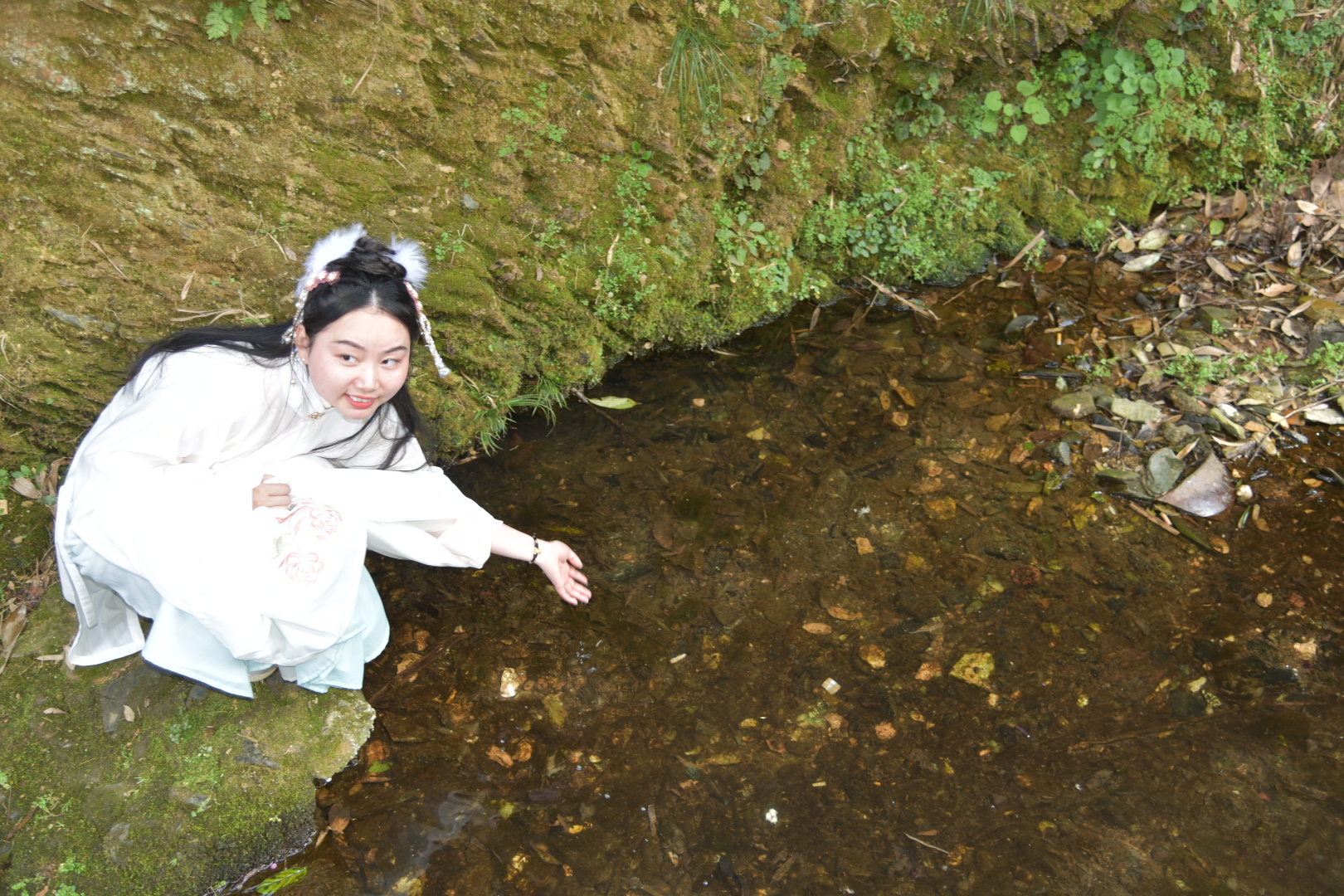 千年古村,美女戏水
